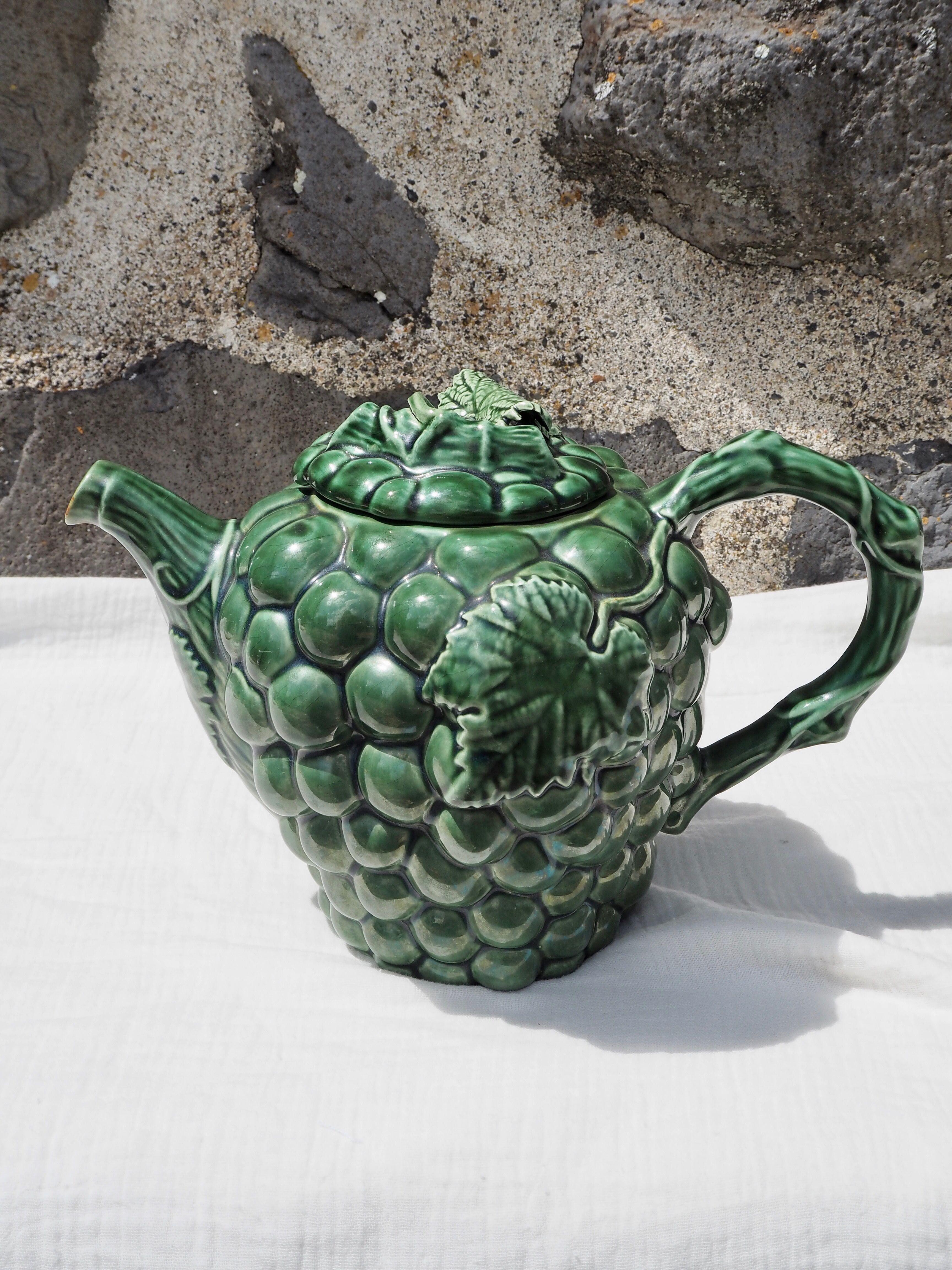 Green slurry teapot, grape pattern