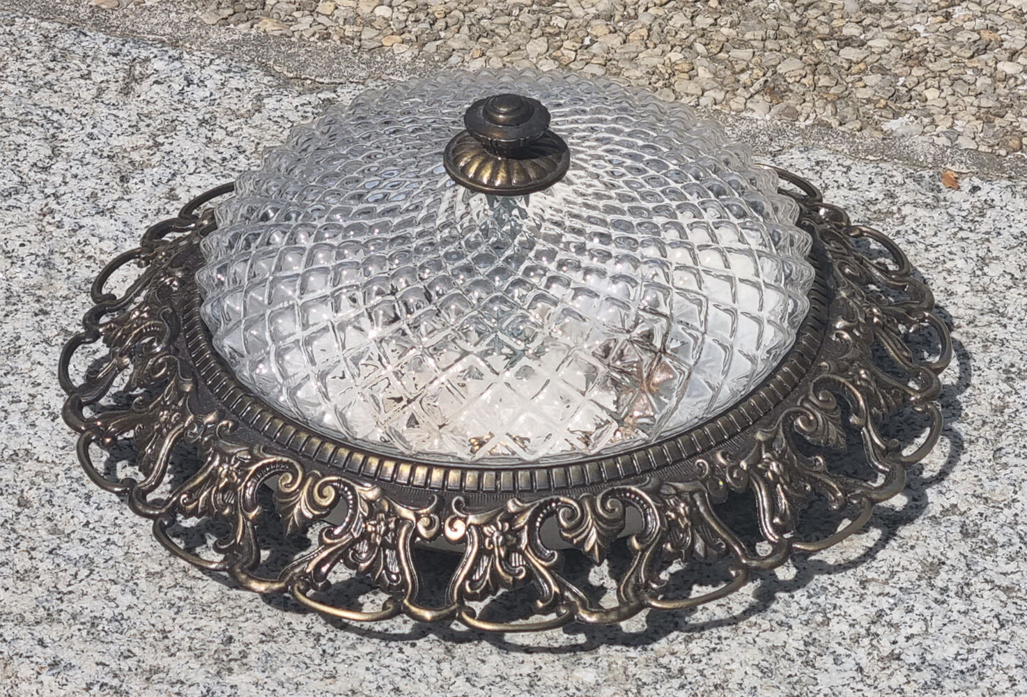 Plafonnier laiton mordoré ciselé et verre pointe diamant, années  40