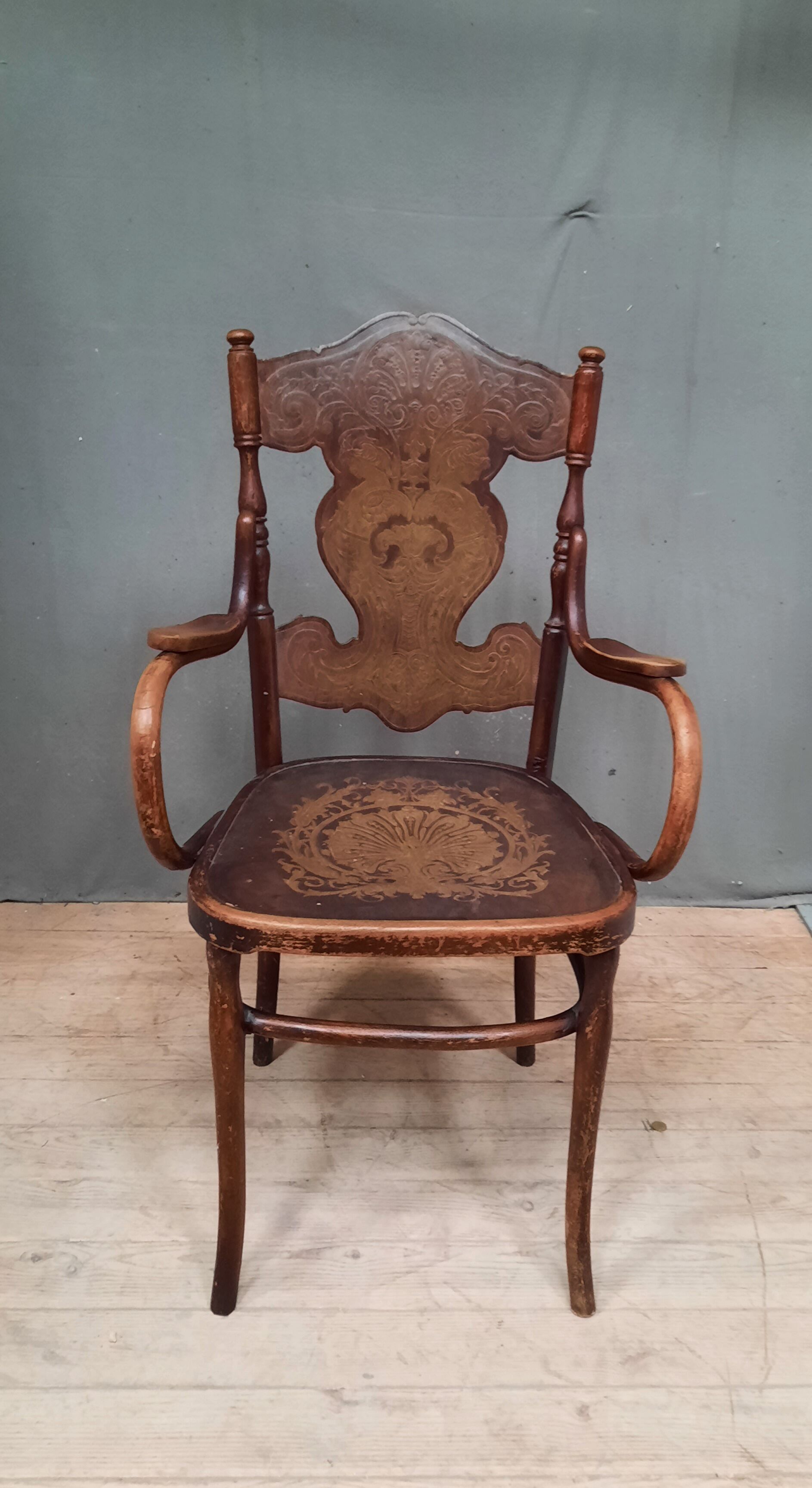 Curved wooden armchair Kohn