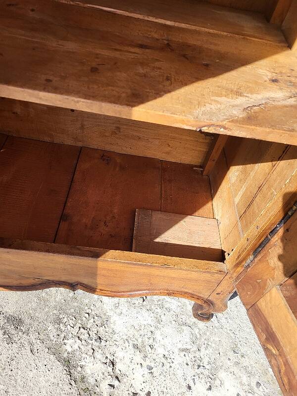 Armoire louis xv en noyer chapeau de gendarme