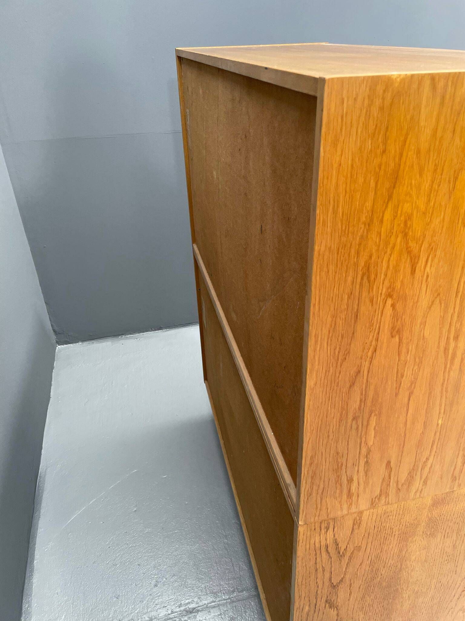 Armoire U-450 en placage de chêne, variante jaune et blanc, Jiří Jiroutek pour Inte