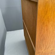 Armoire U-450 en placage de chêne, variante jaune et blanc, Jiří Jiroutek pour Inte