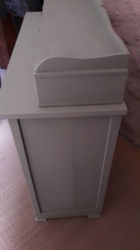 Green Parisian buffet