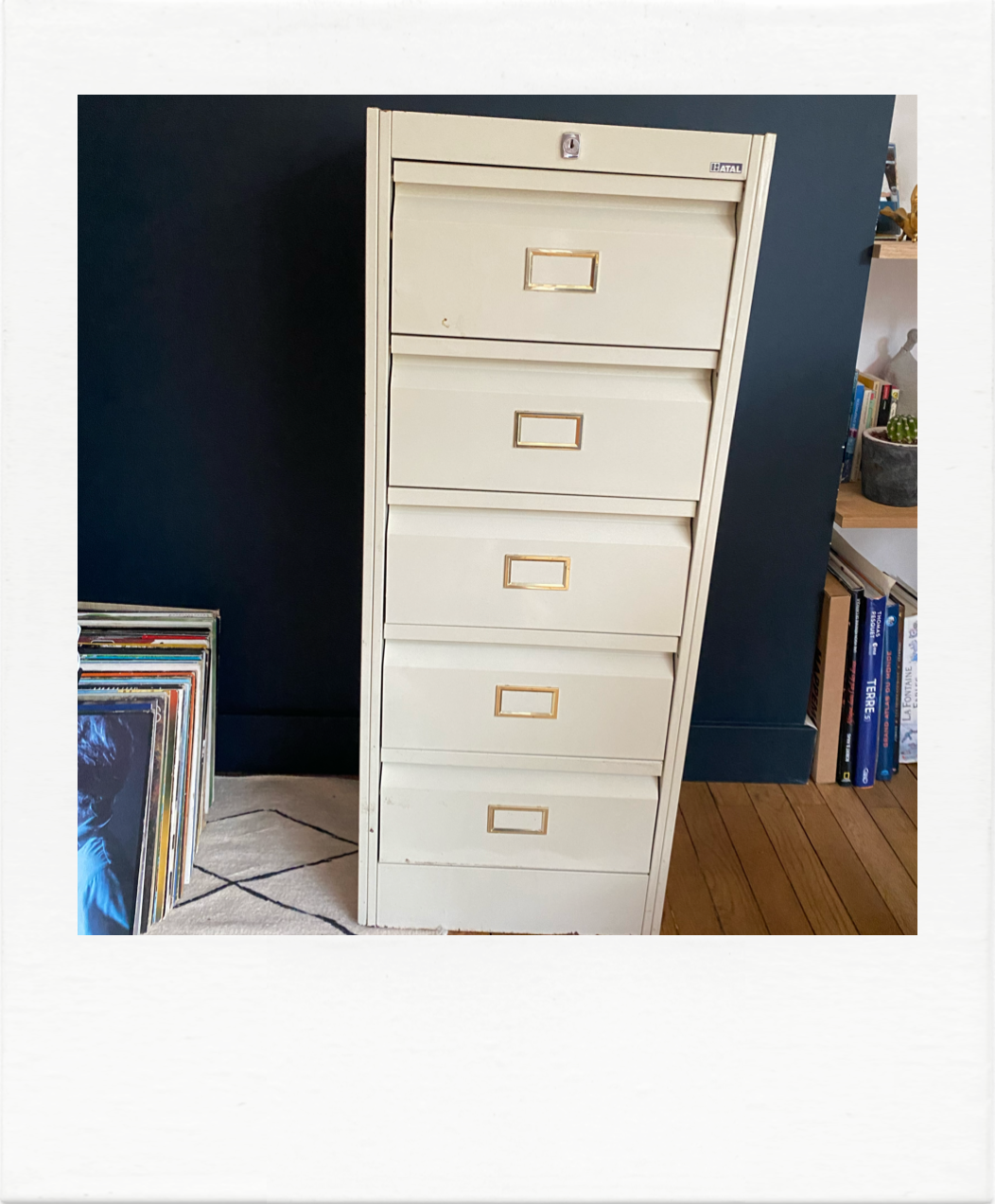 Metal piece of furniture with valves