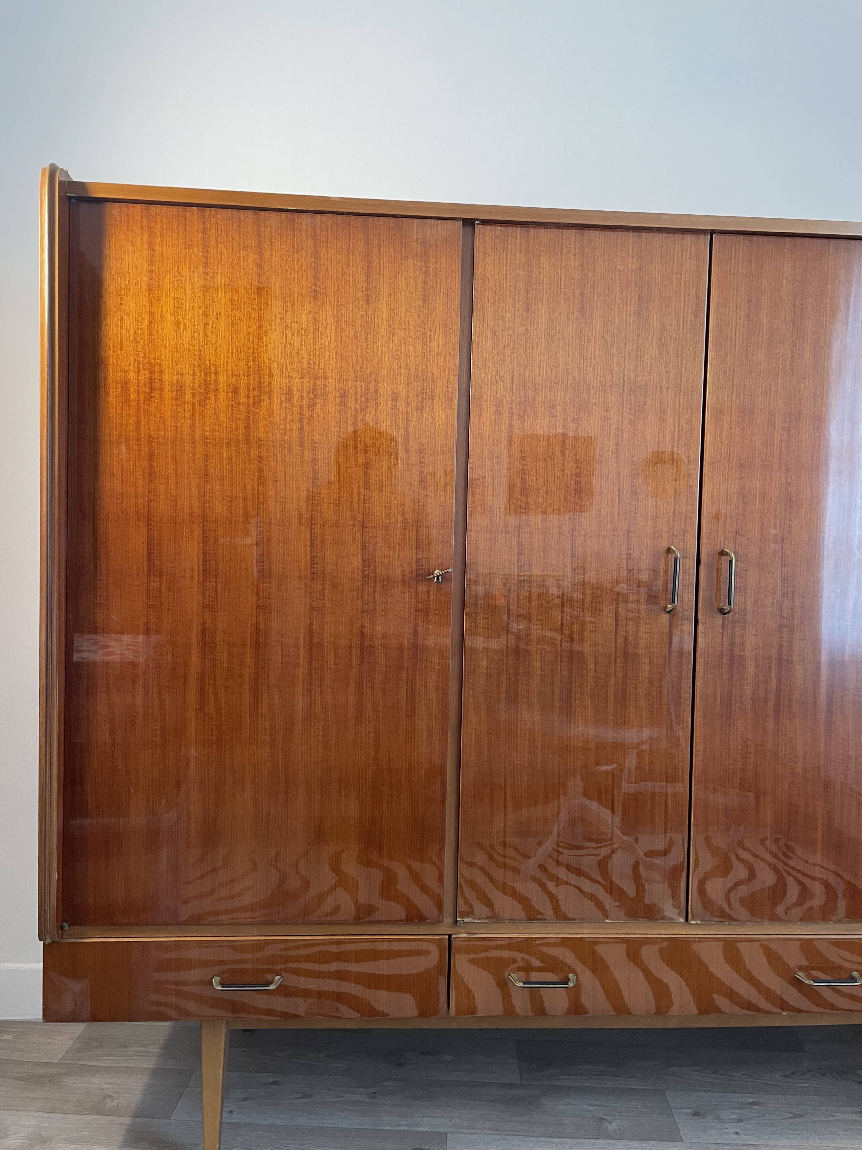 SAM dressing wardrobe