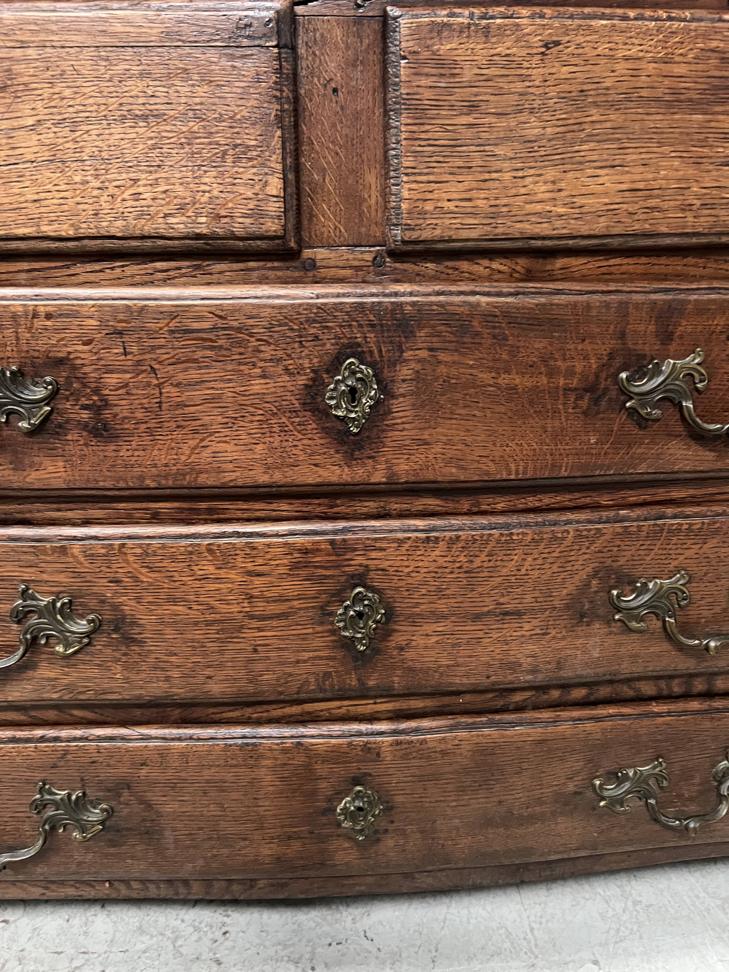 Louis XV chest of drawers in solid oak from the 18th century