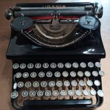 Machine à écrire urania noire années 30 qwertz