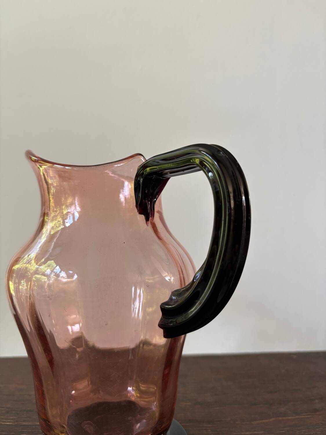 Pichet Art déco en verre rose et noir, années 20-30