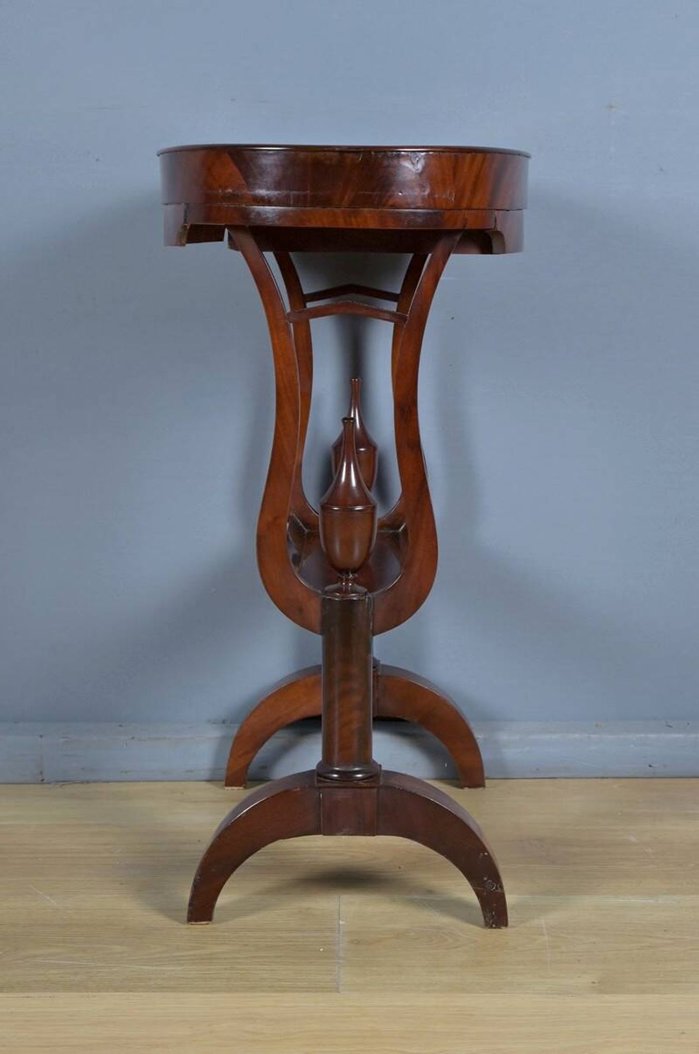 Table vide-poche en ronce d’acajou, époque Empire – début XIXe
