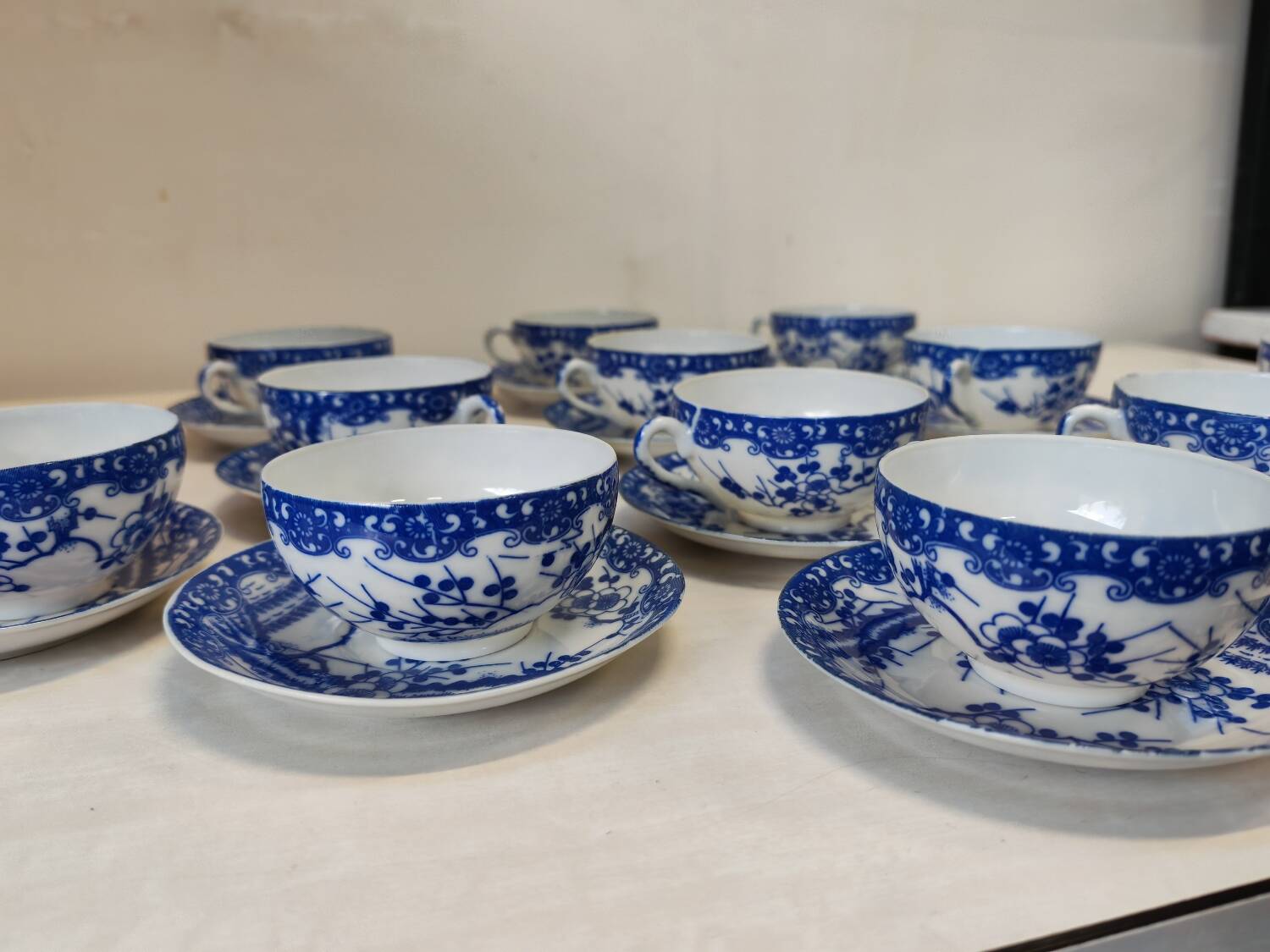 Magnifique Service de 12 Tasses et Soucoupes en Porcelaine