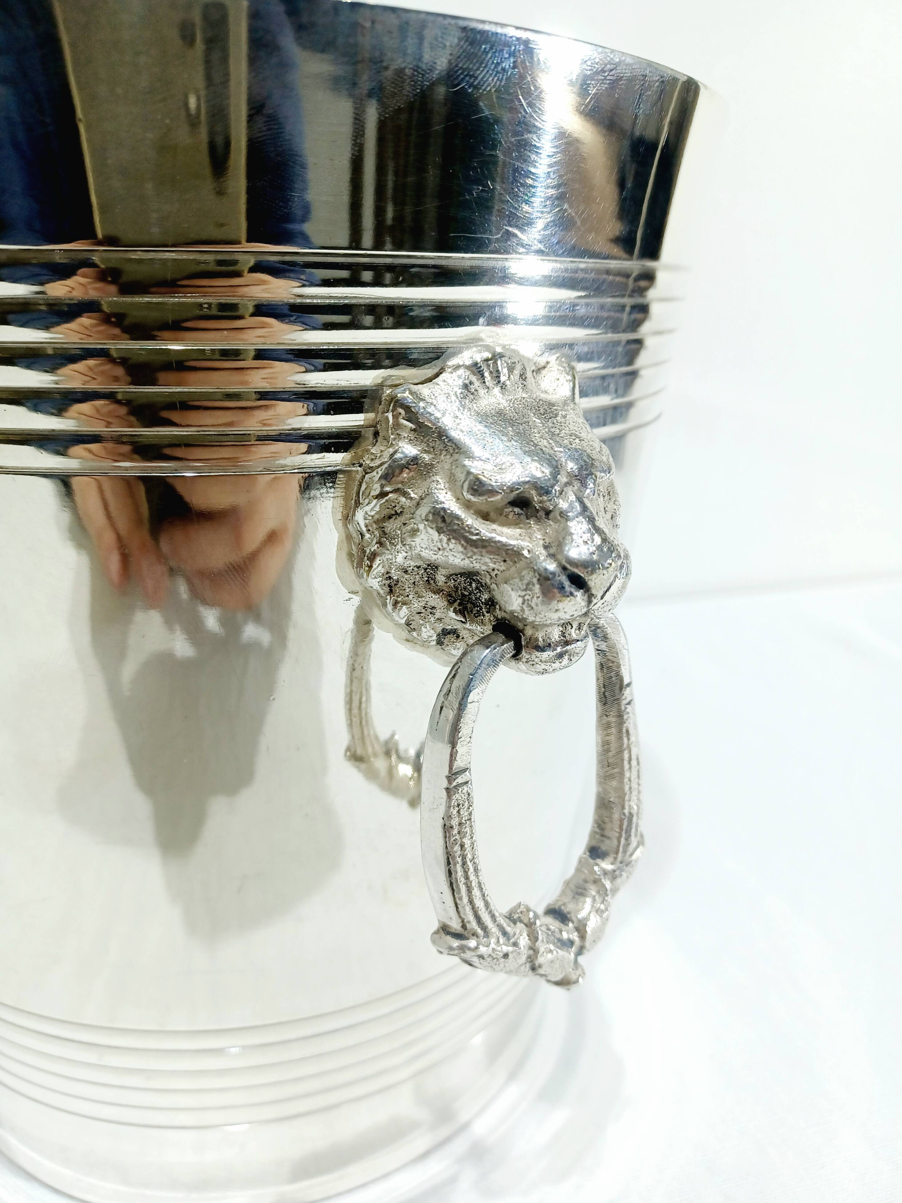 Seau à champagne en métal argenté, tête de lion