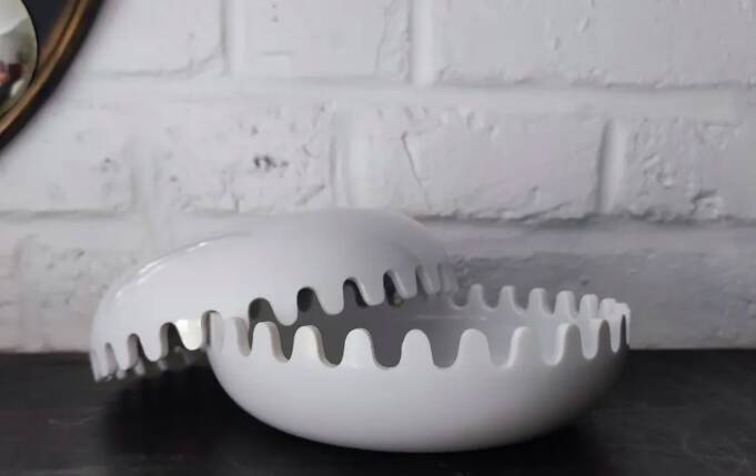 Mebel Clam ashtray from the 1970s by Alan Fletcher in white.