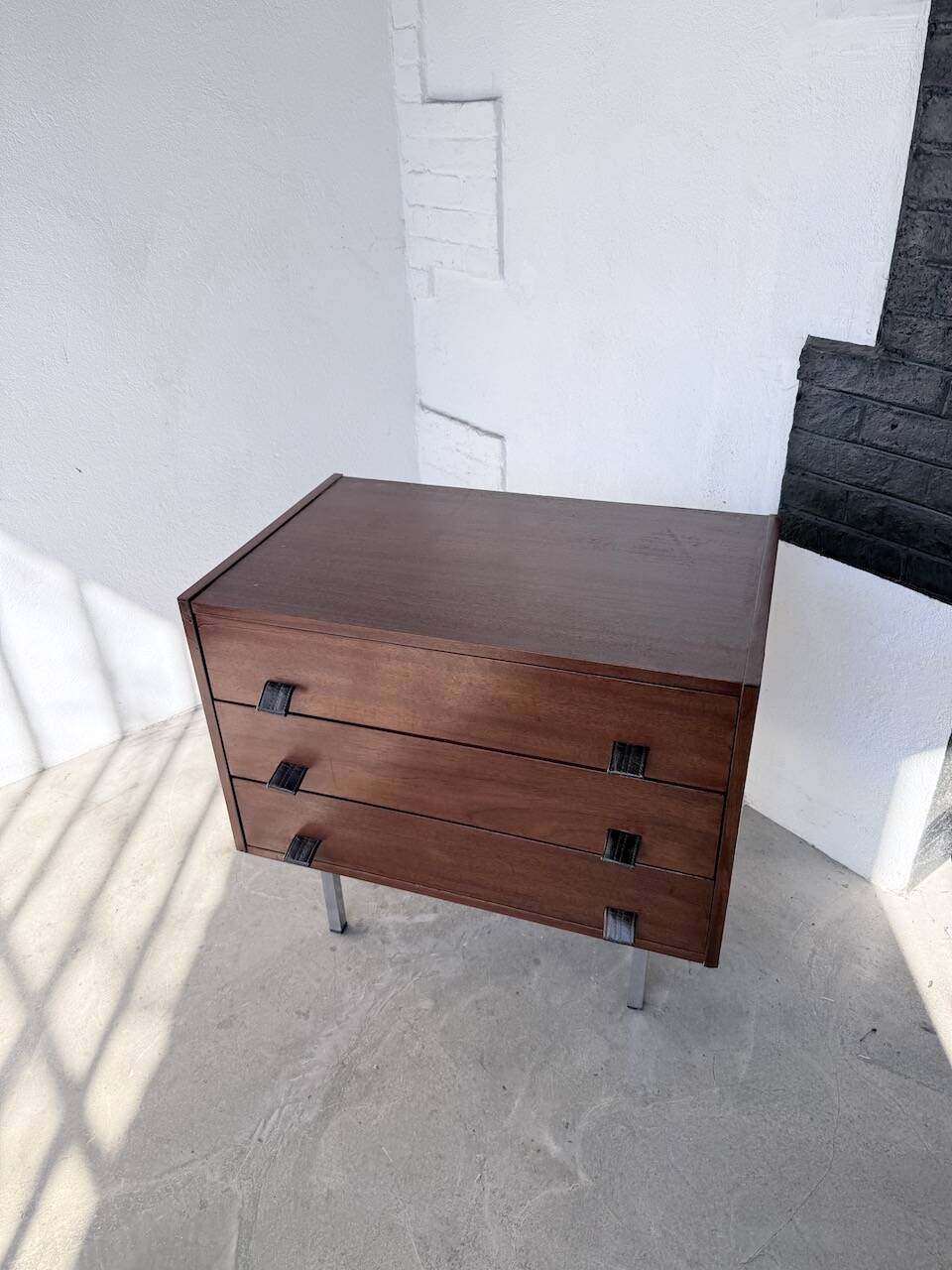 Commode teck poignées cuir 1960
