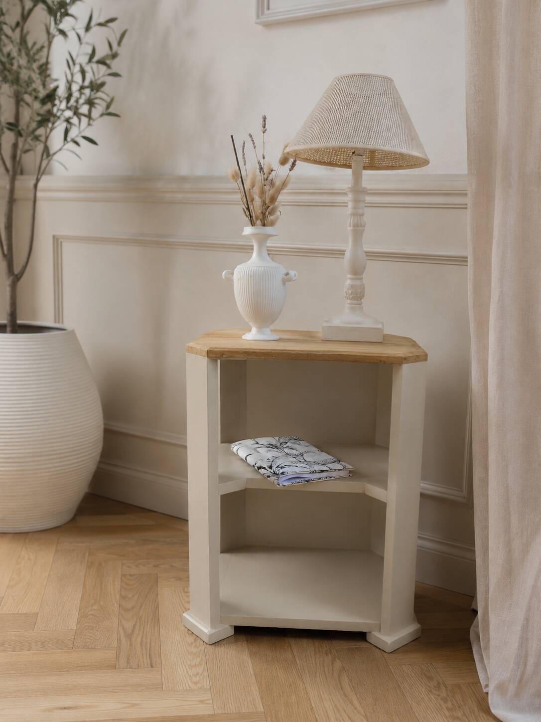 Bouts de canapé, meuble d'appoint vintage réenchanté en beige.