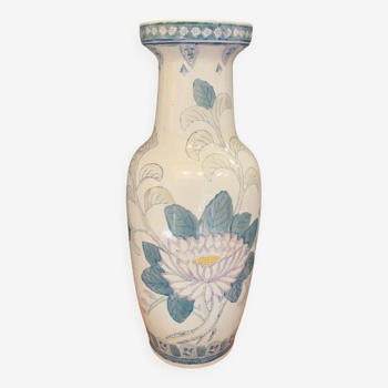 20th century Chinese vase with floral decoration