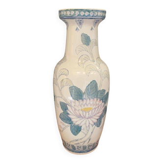 20th century Chinese vase with floral decoration