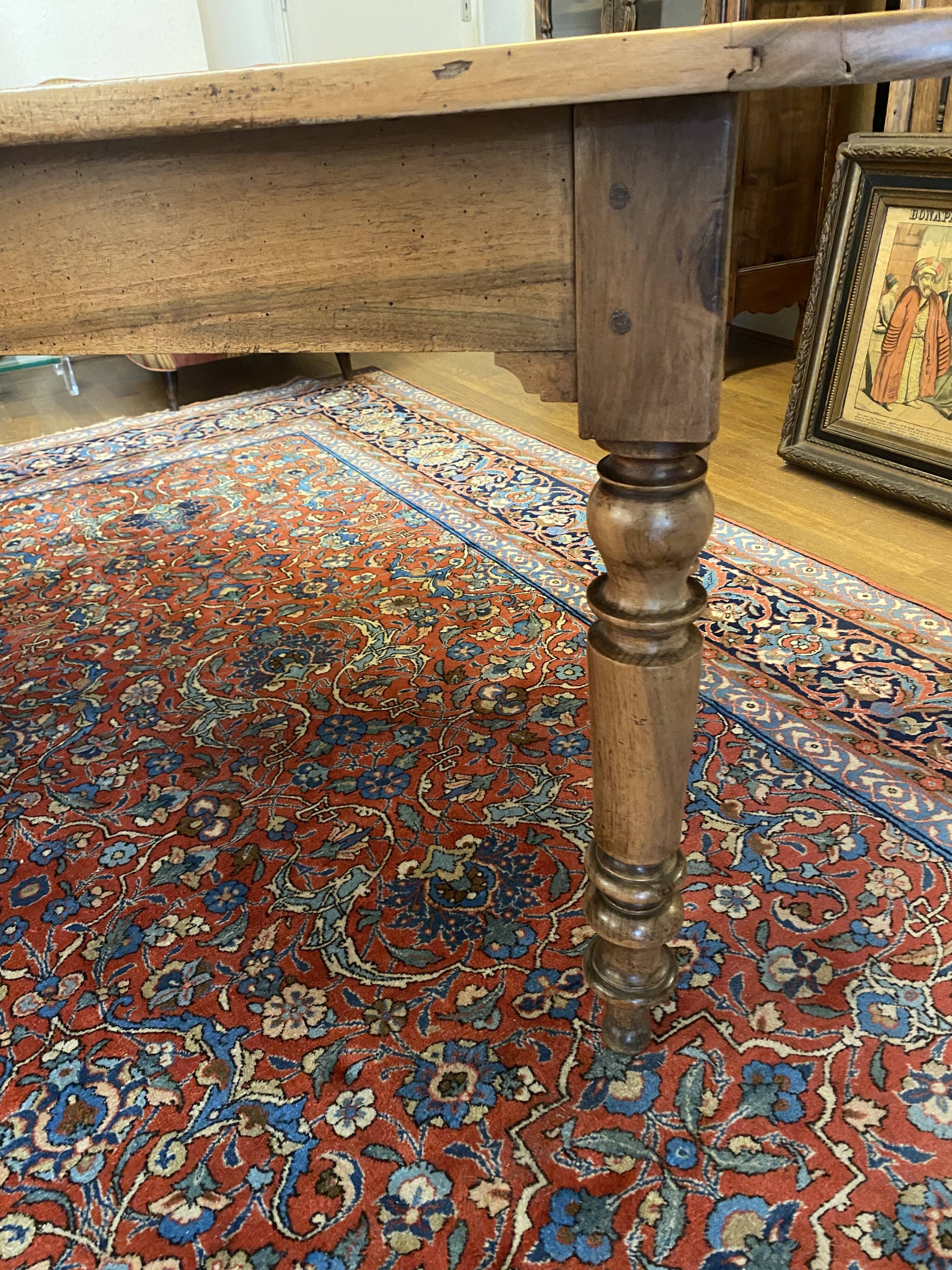 office table in blond walnut, turned legs, beautiful patina, excellent condition.