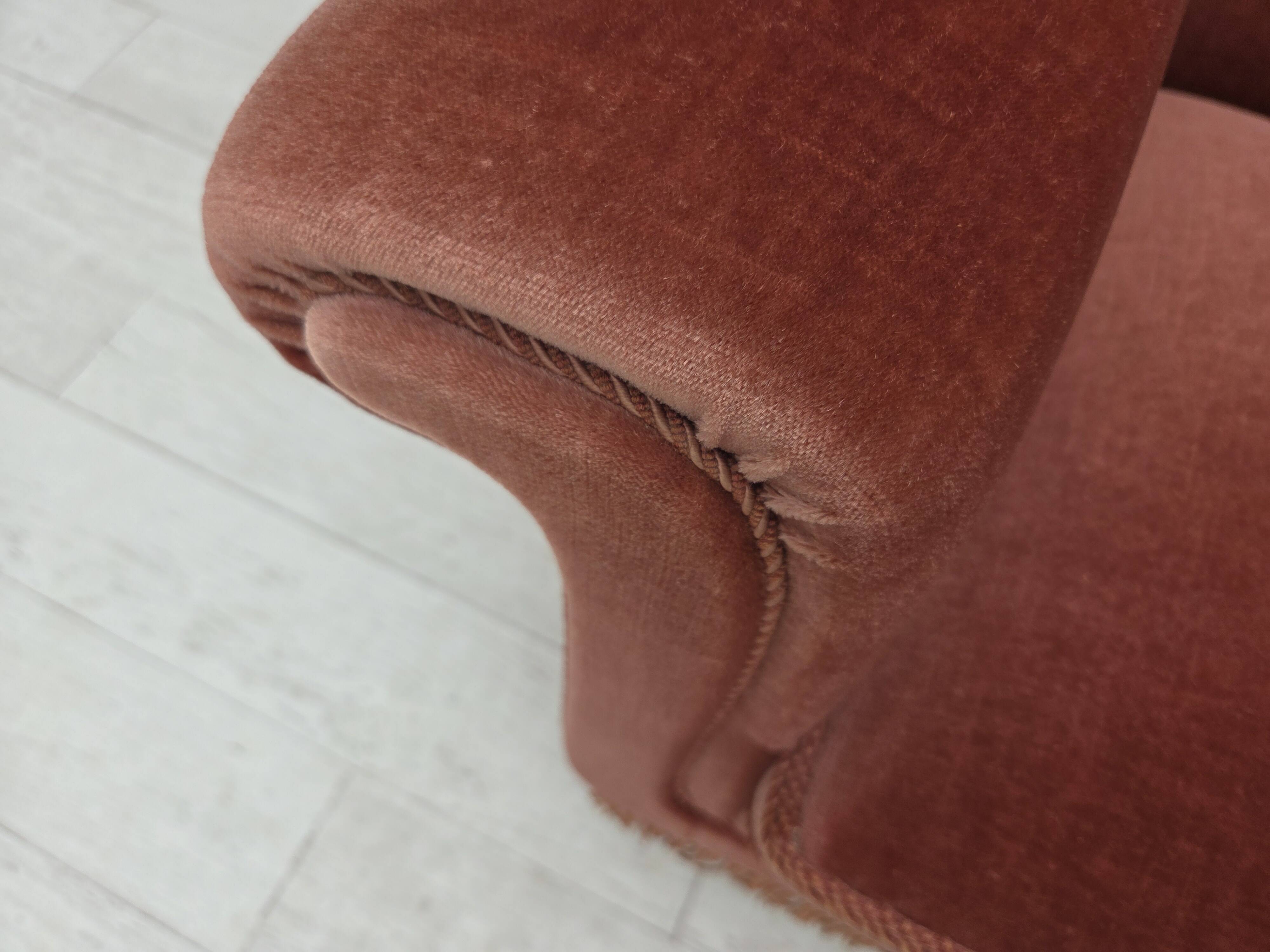 Fauteuil danois à dossier haut, années 1970, velours d'ameublement rose saumon, bois de hêtre.