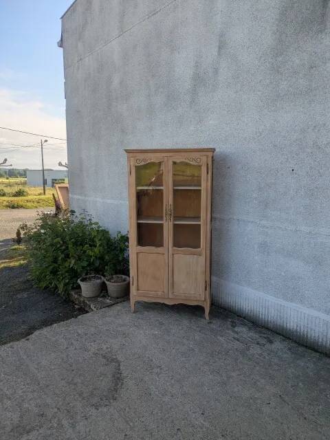 Petite armoire vitrée