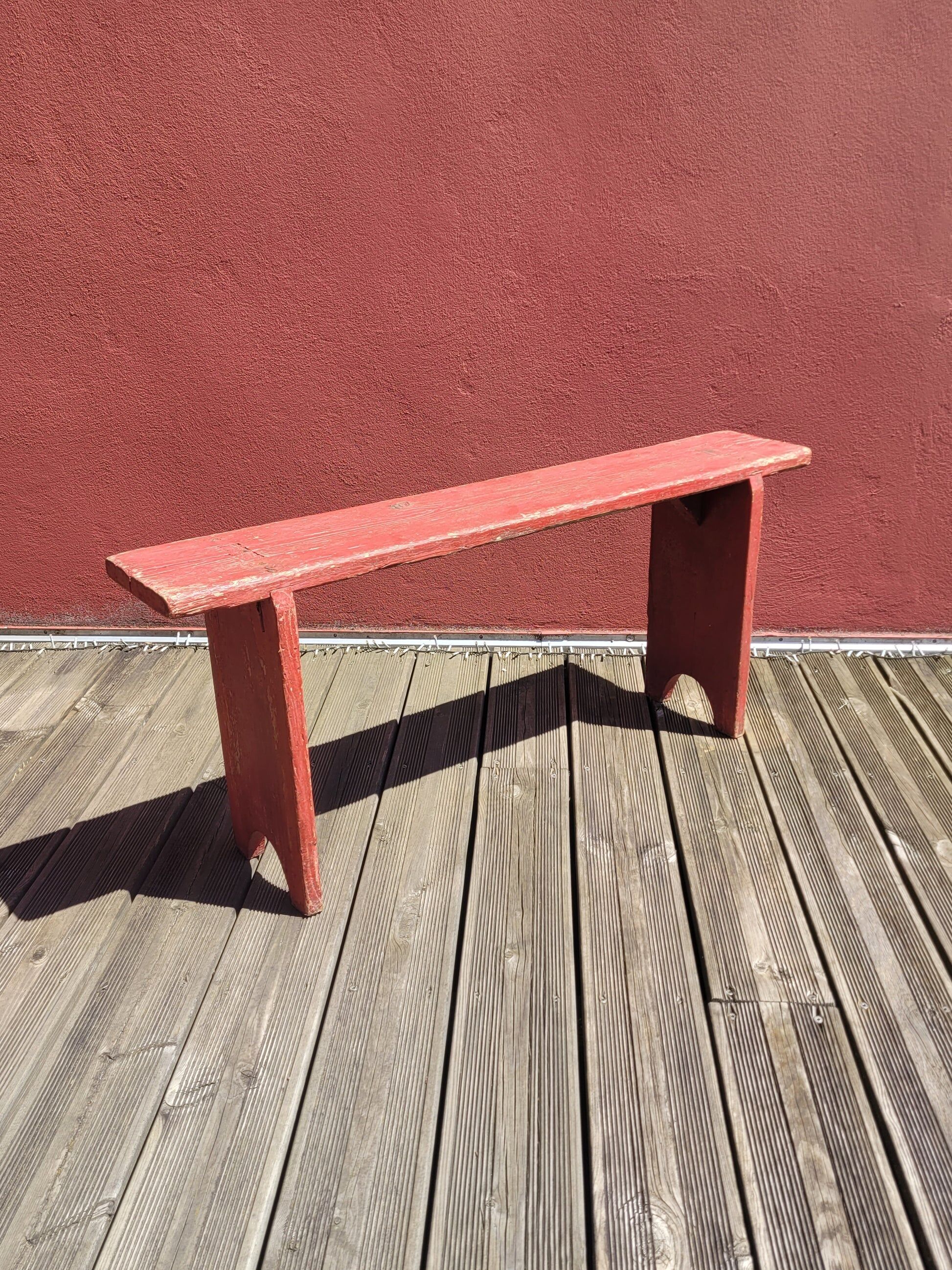 Banc ancien en bois peint en rouge