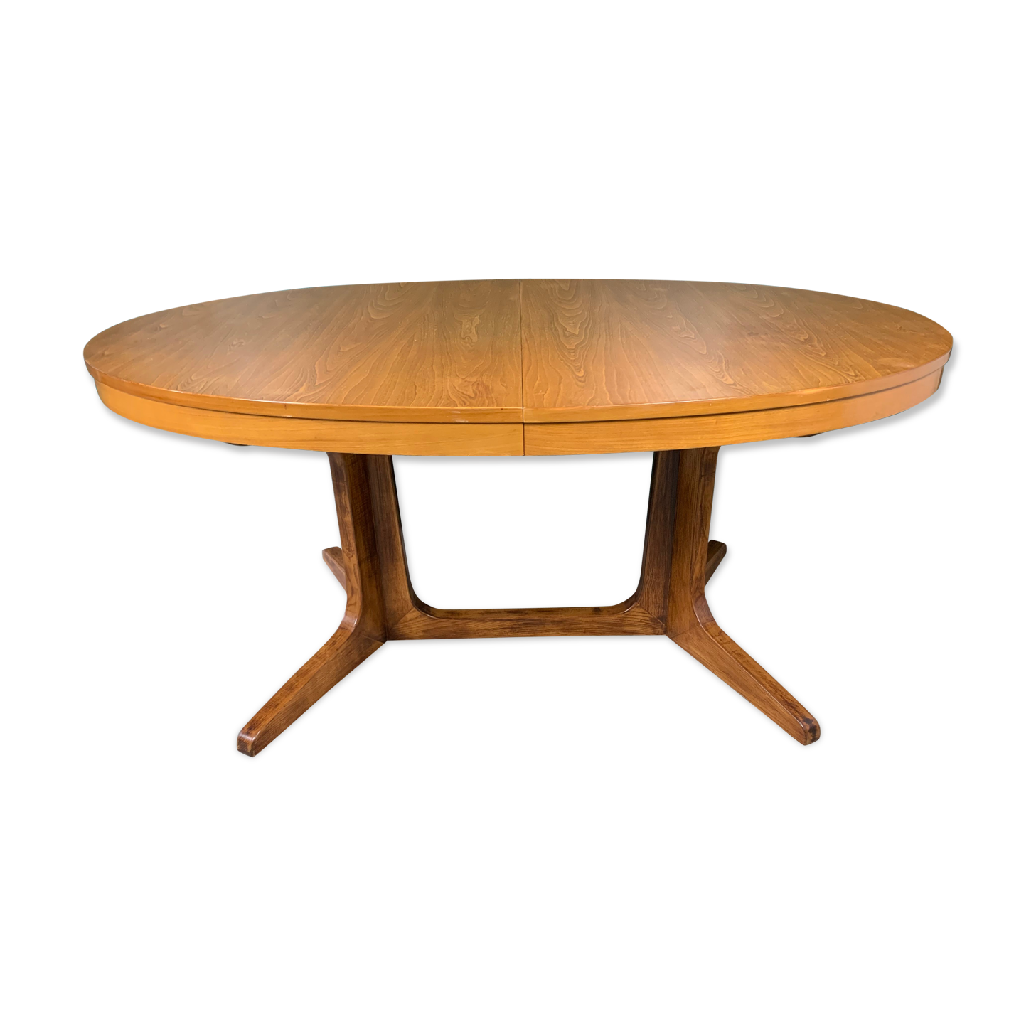 Extendable oval table