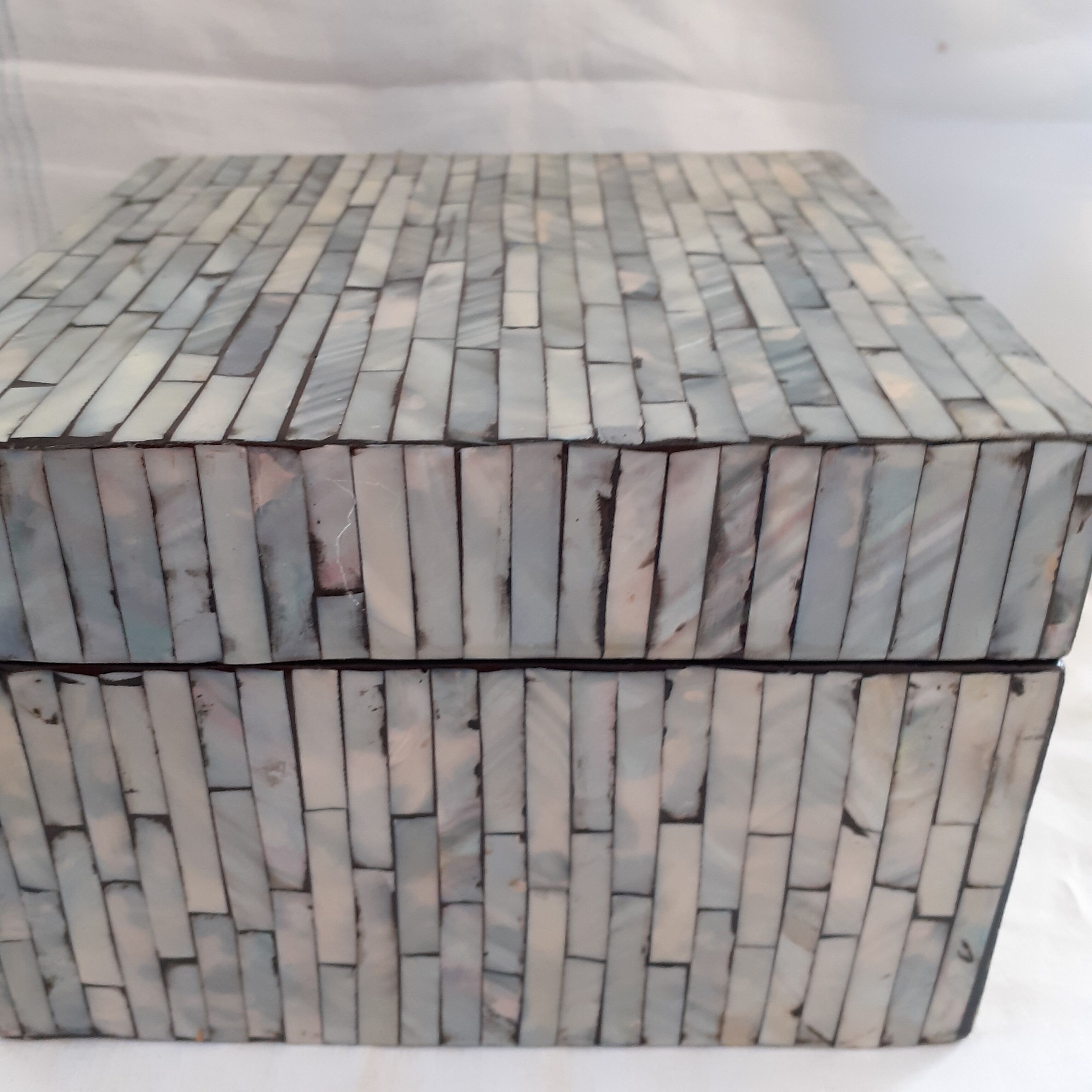 Square box in grey mother-of-pearl