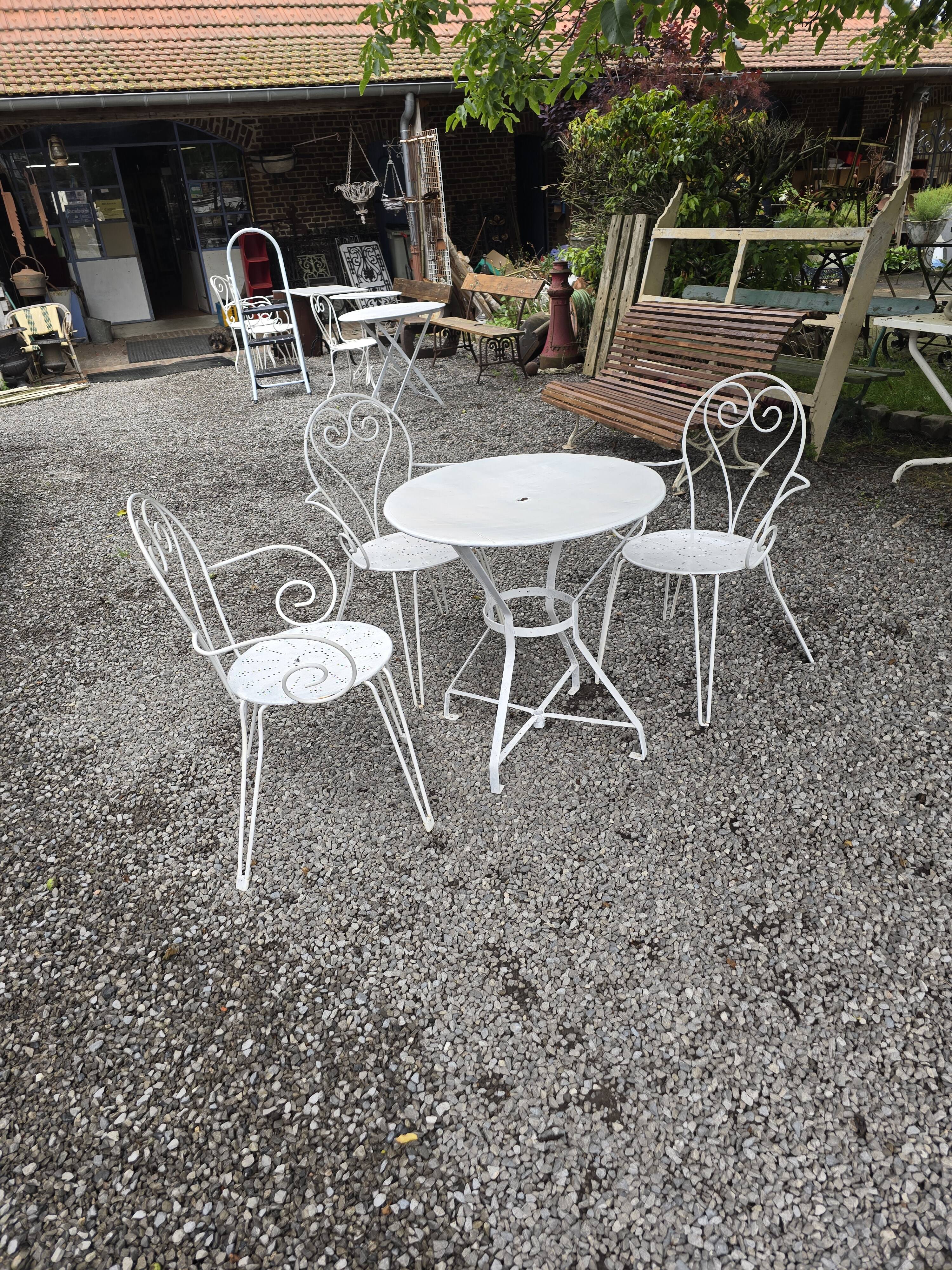 Salon de jardin en fer forgé , 1 table + 3 fauteuils