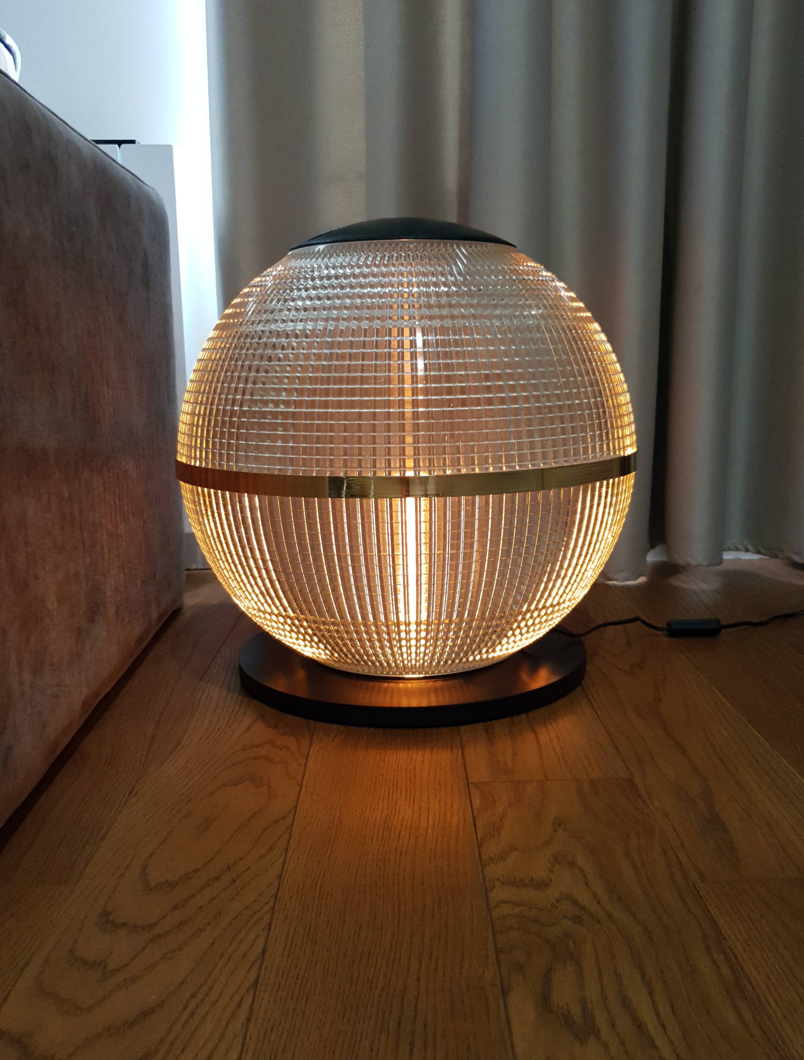 Globe Holophane en laiton sur socle