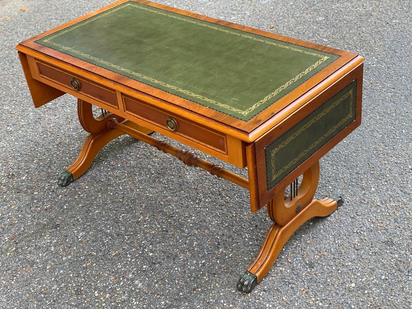 Victorian extendable coffee table in solid mahogany wood and green leather
