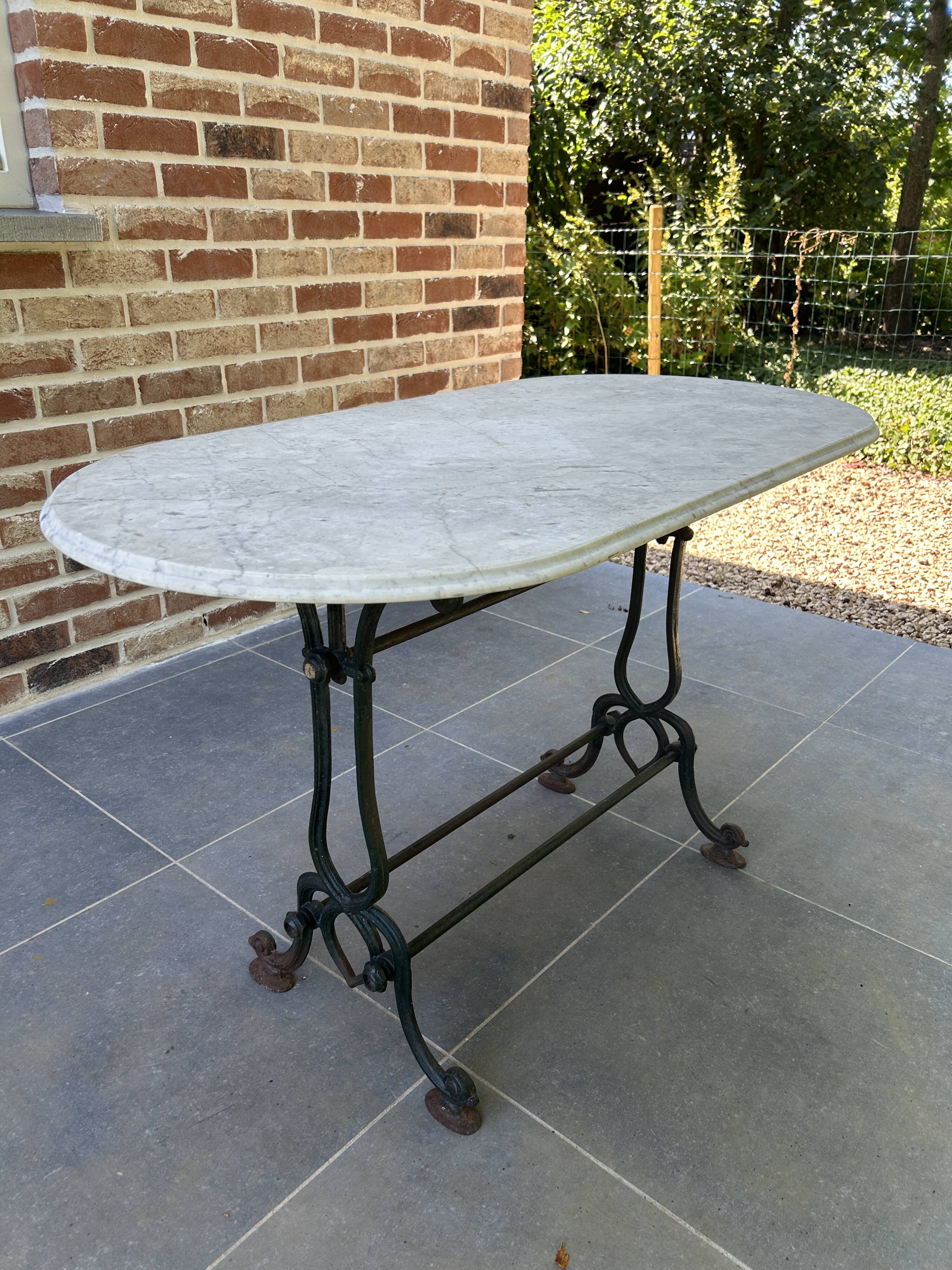 Bistro table in cast iron and marble from the art nouveau period.
