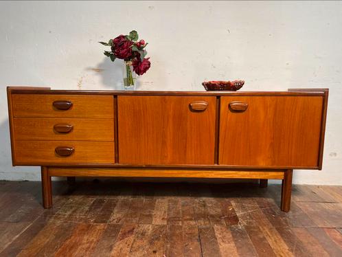 Buffet en teck du milieu du siècle 1960