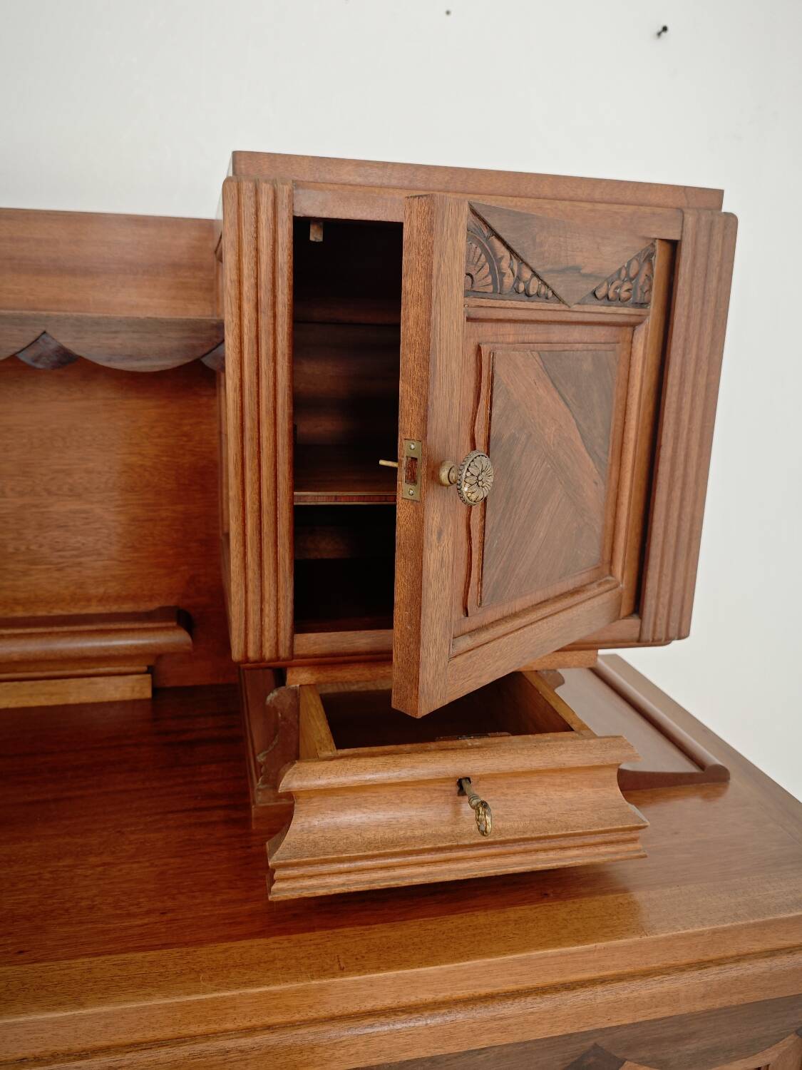 Buffet haut art and craft Art déco français en bois blond 1950 1960