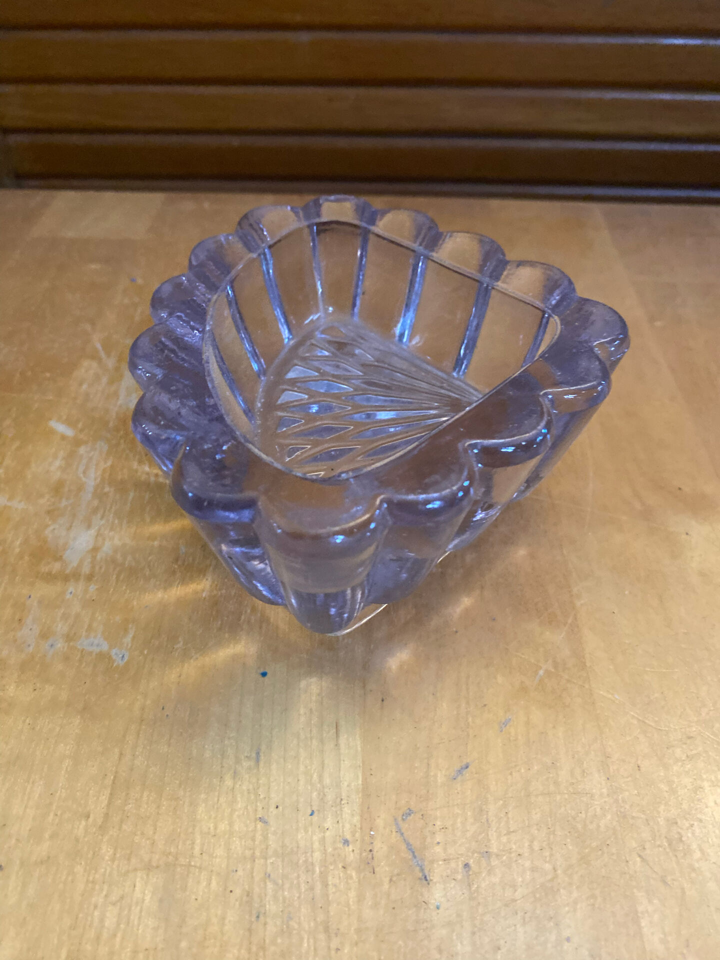 Vide poche ancien en verre moulé rose