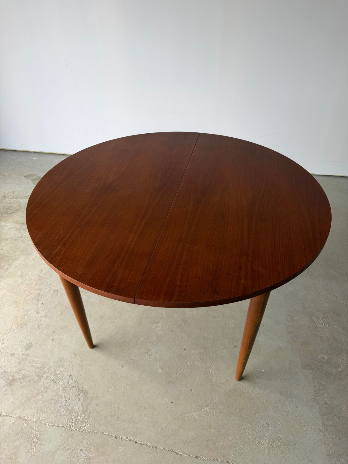 Scandinavian design extendable round table in teak, Danish manufacture.