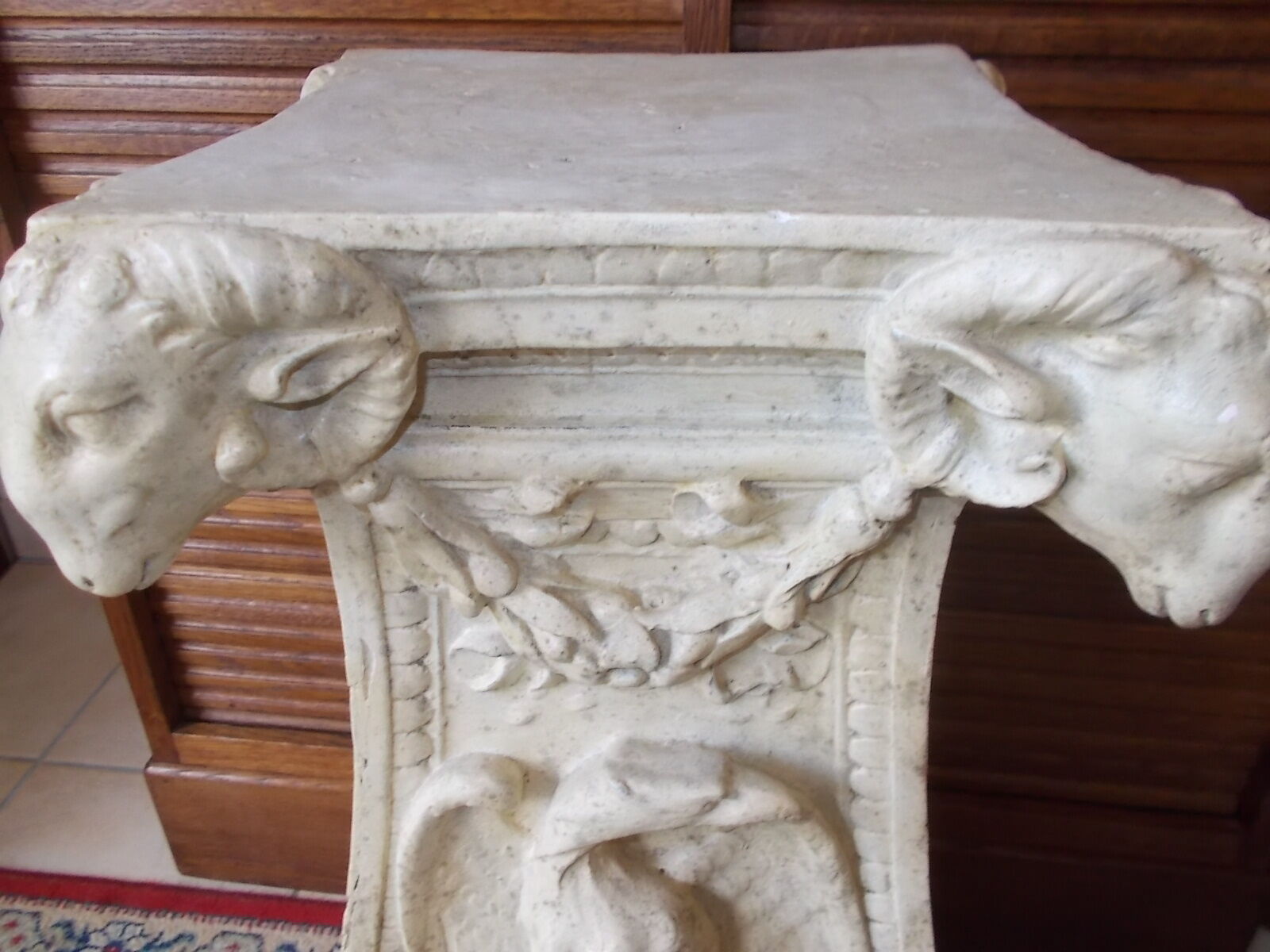 Column pedestal ram heads