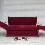 Canapé danois à accoudoirs rabattables « espagnol » des années 1970, en velours d'ameublement rouge.