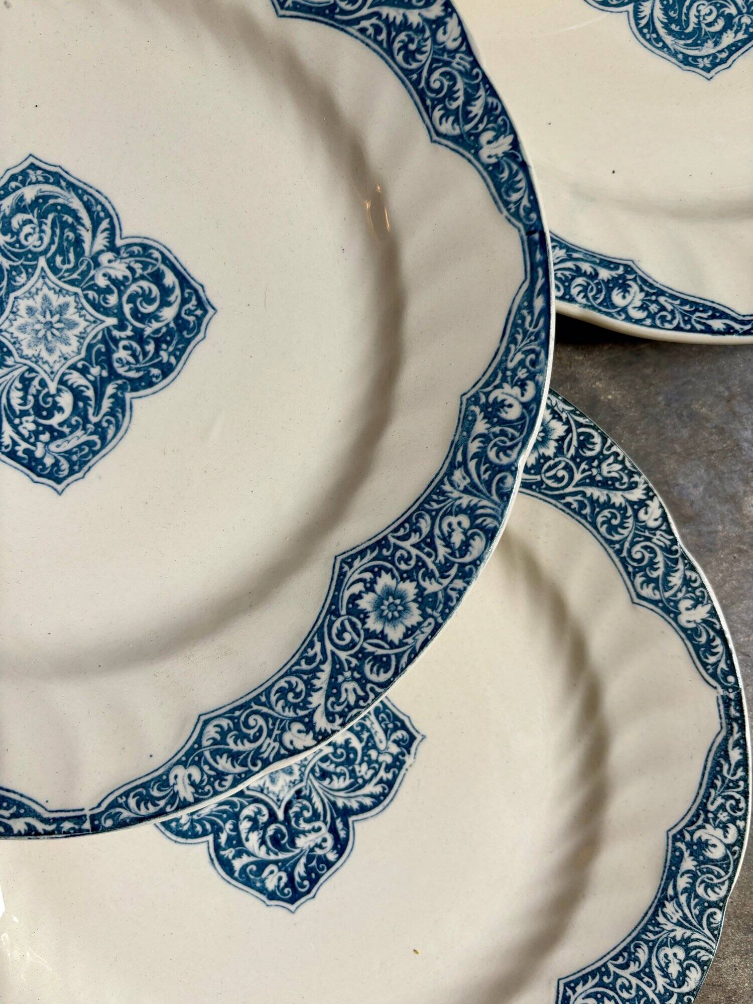 6 Gien flat plates in blue and ecru iron earth