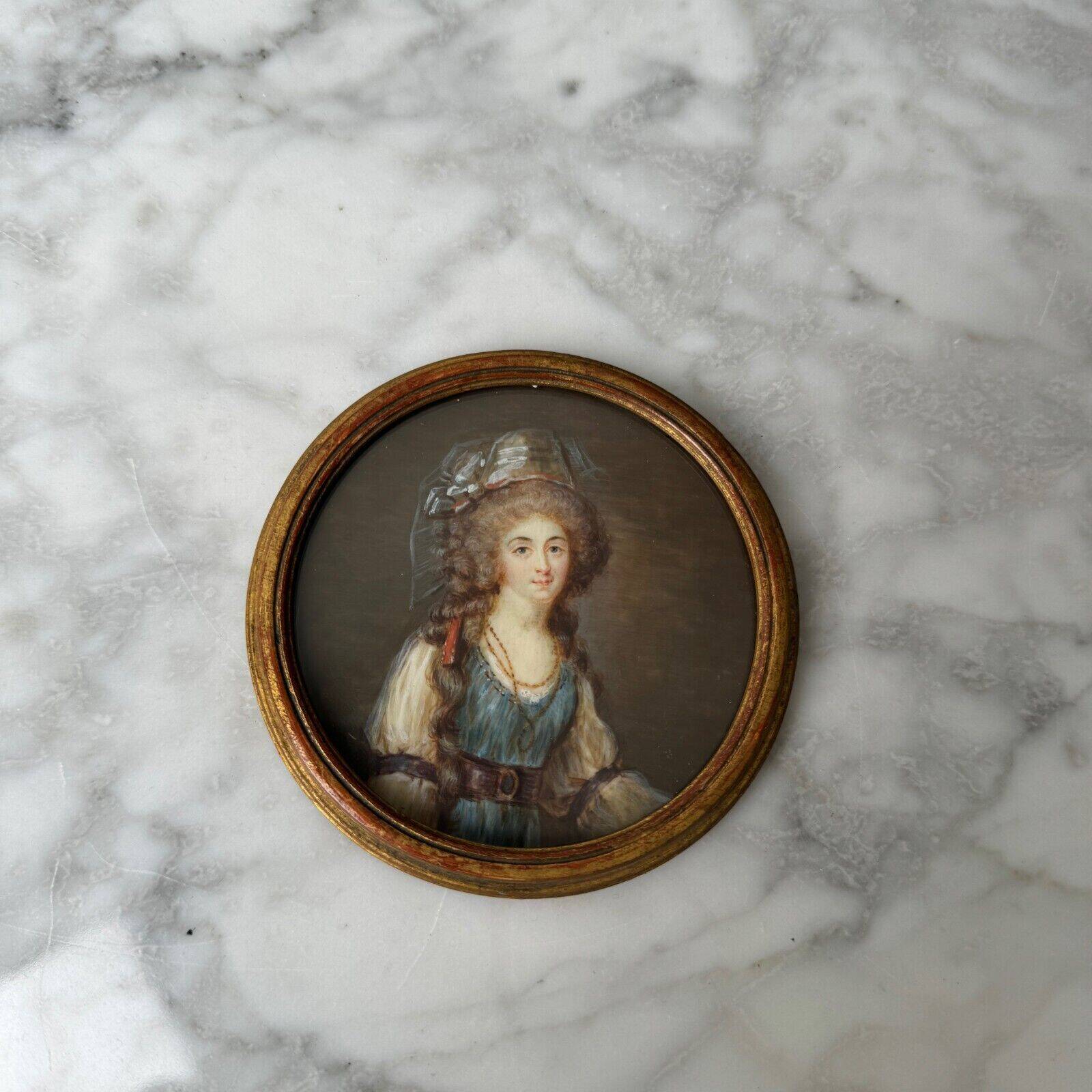 Miniature XIXe représentant une élégante du XVIIIe cadre doré