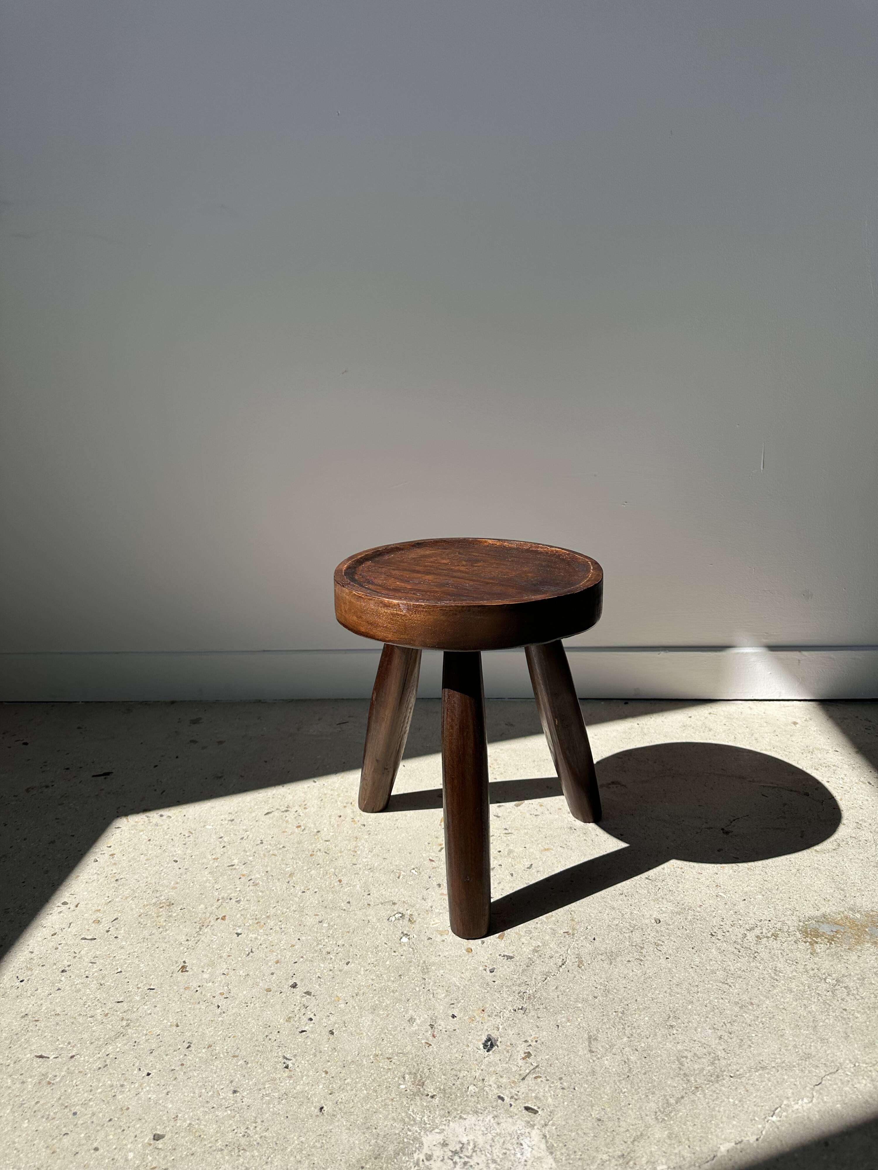 Low hollow upcycled teak tripod stool - Small brown solid wood stool circular seat cr