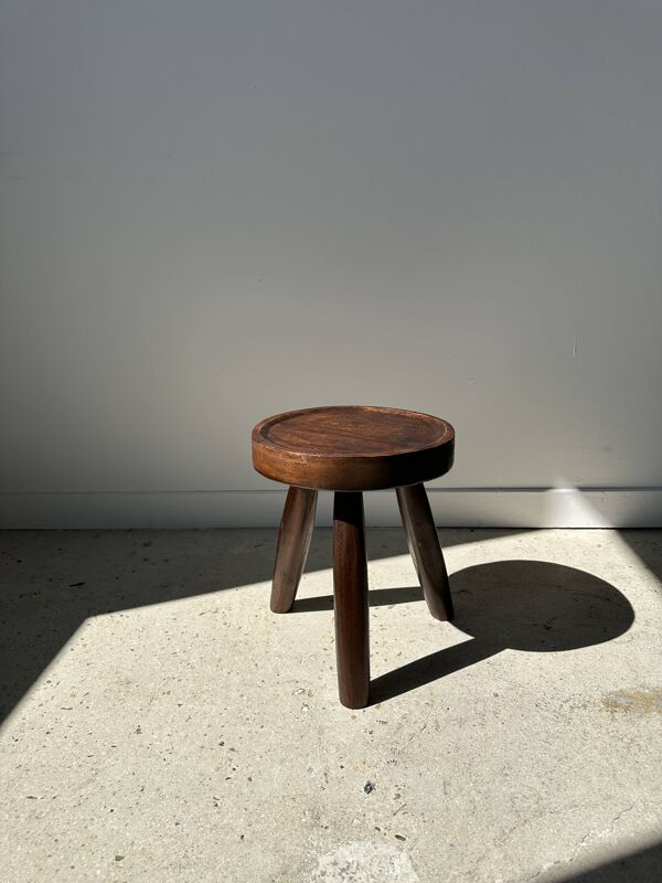 Tabouret tripode en teck upcyclé bas creux - Petit tabouret en bois massif brun assise circulaire cr