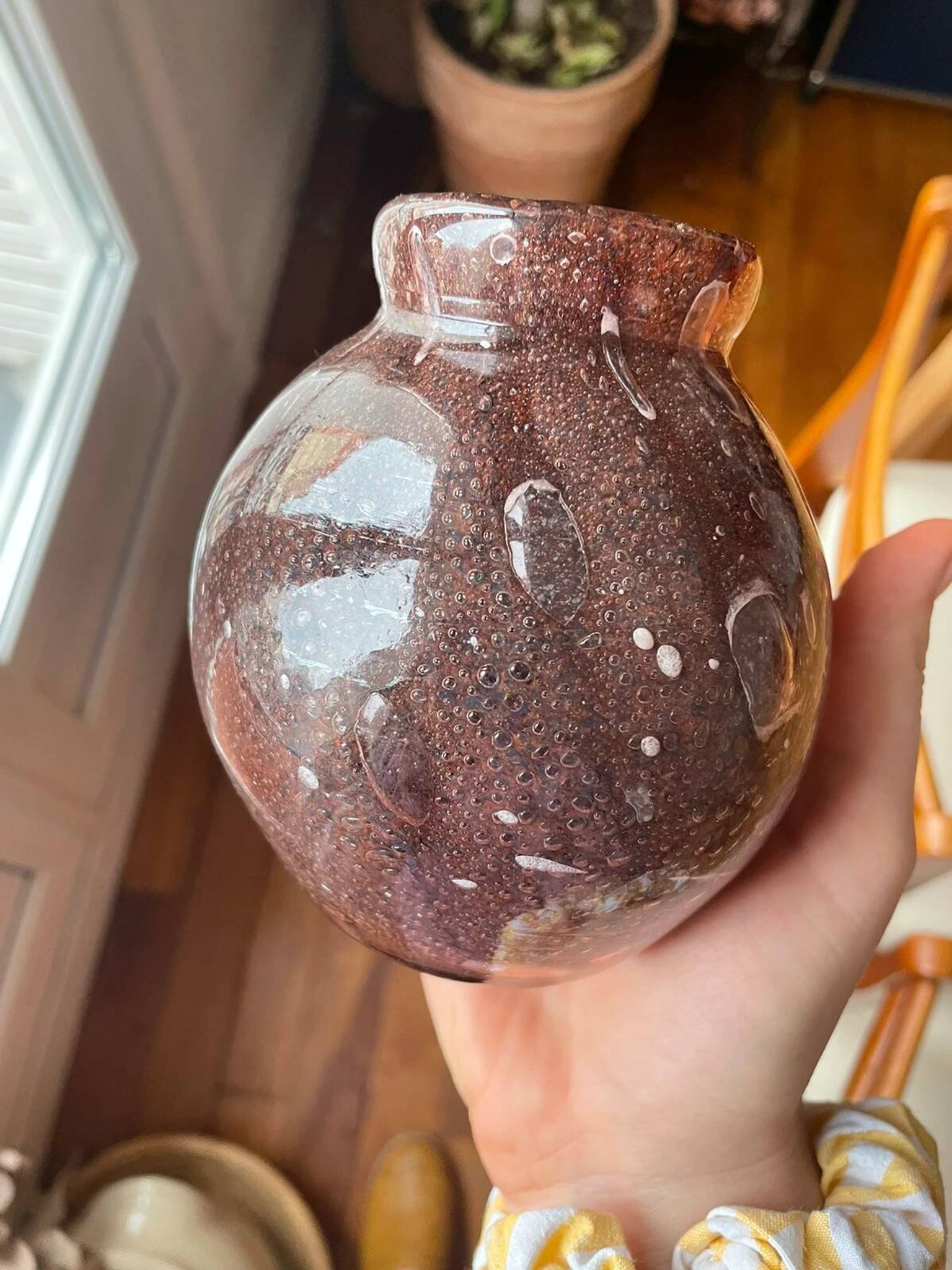 Petit vase marron en verre soufflé vintage
