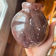 Petit vase marron en verre soufflé vintage