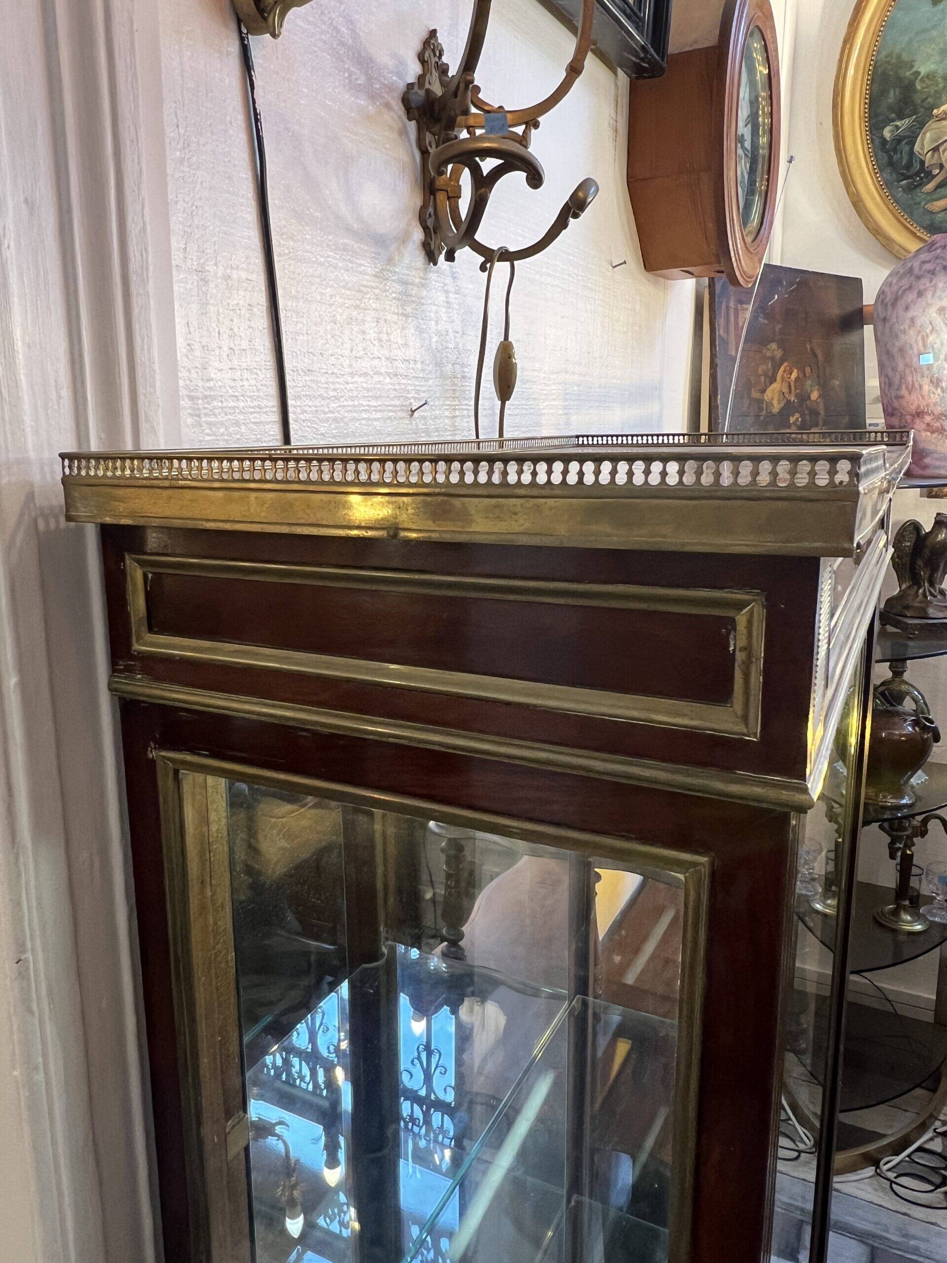 Louis XVI style display cabinet, in mahogany and mahogany veneer, with a red marble top with gallery