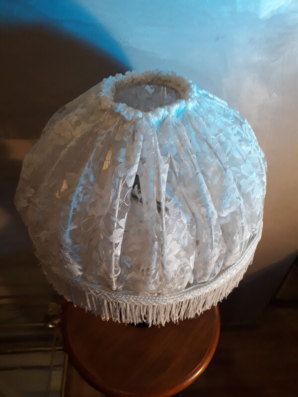 Lampe bois exotique et son abatjour en dentelle 45x30