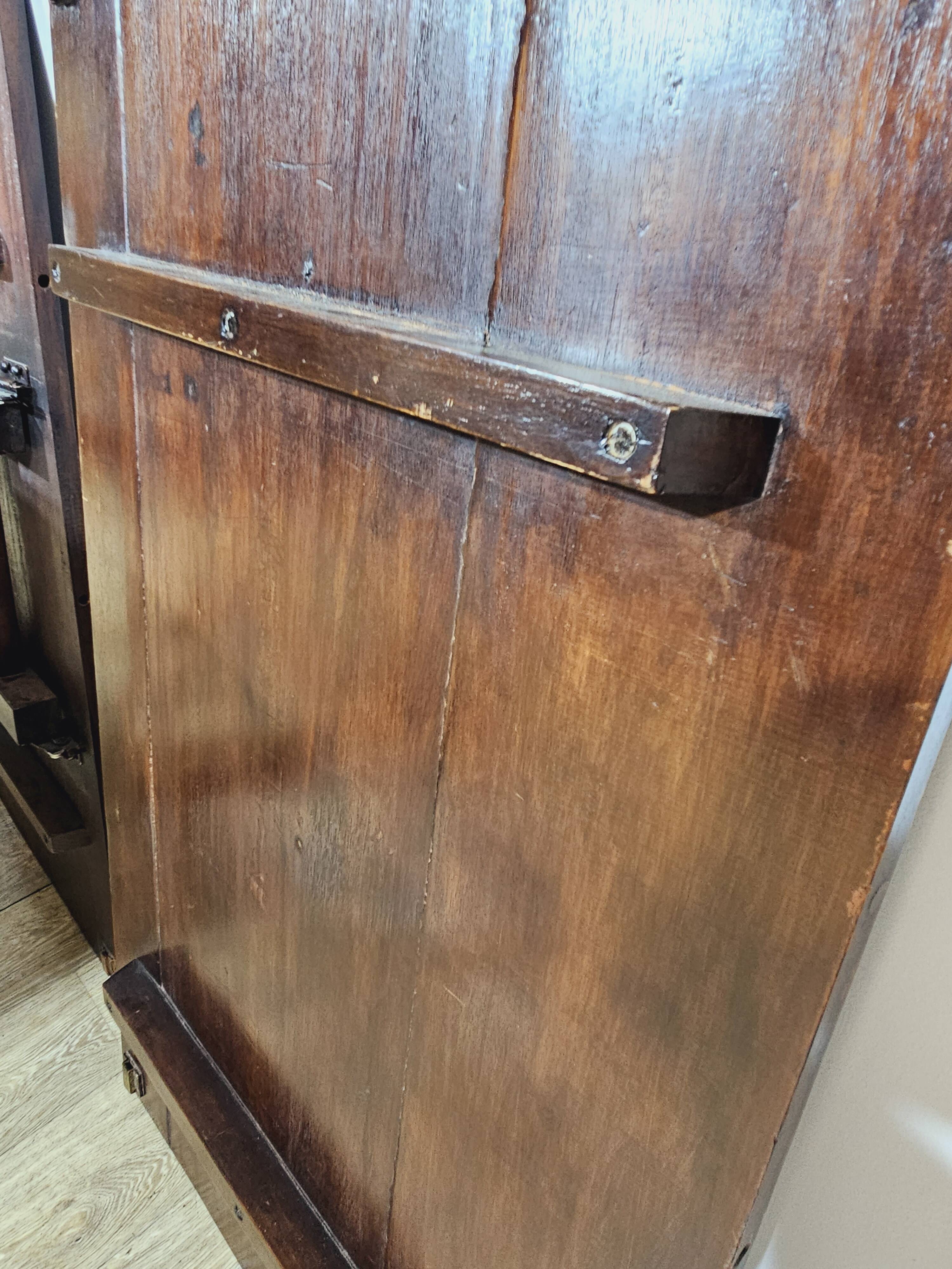 Elegant Dining Table, 2nd half of the 19th Century - Classic/Walnut