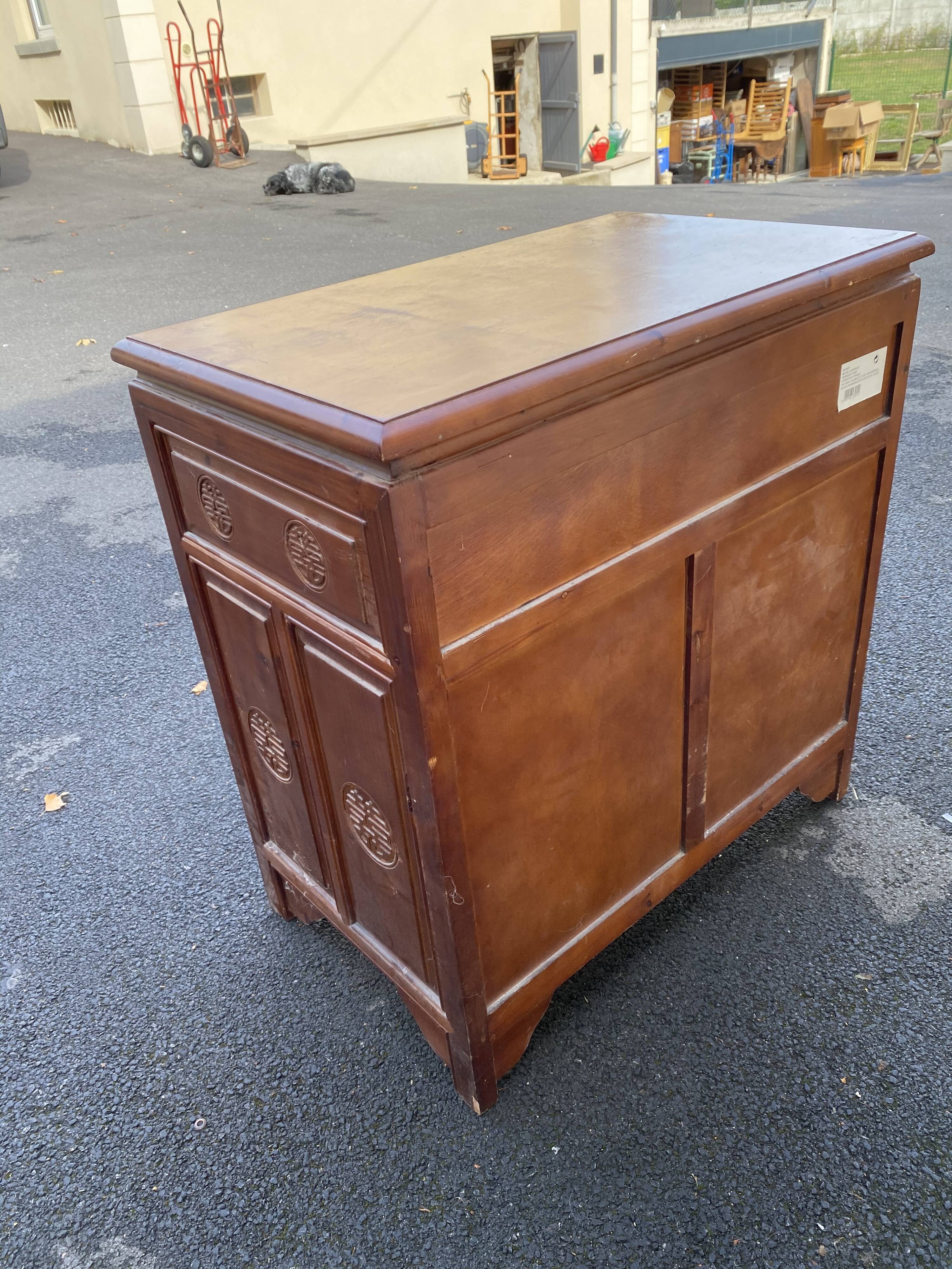 Buffet down chinese décor