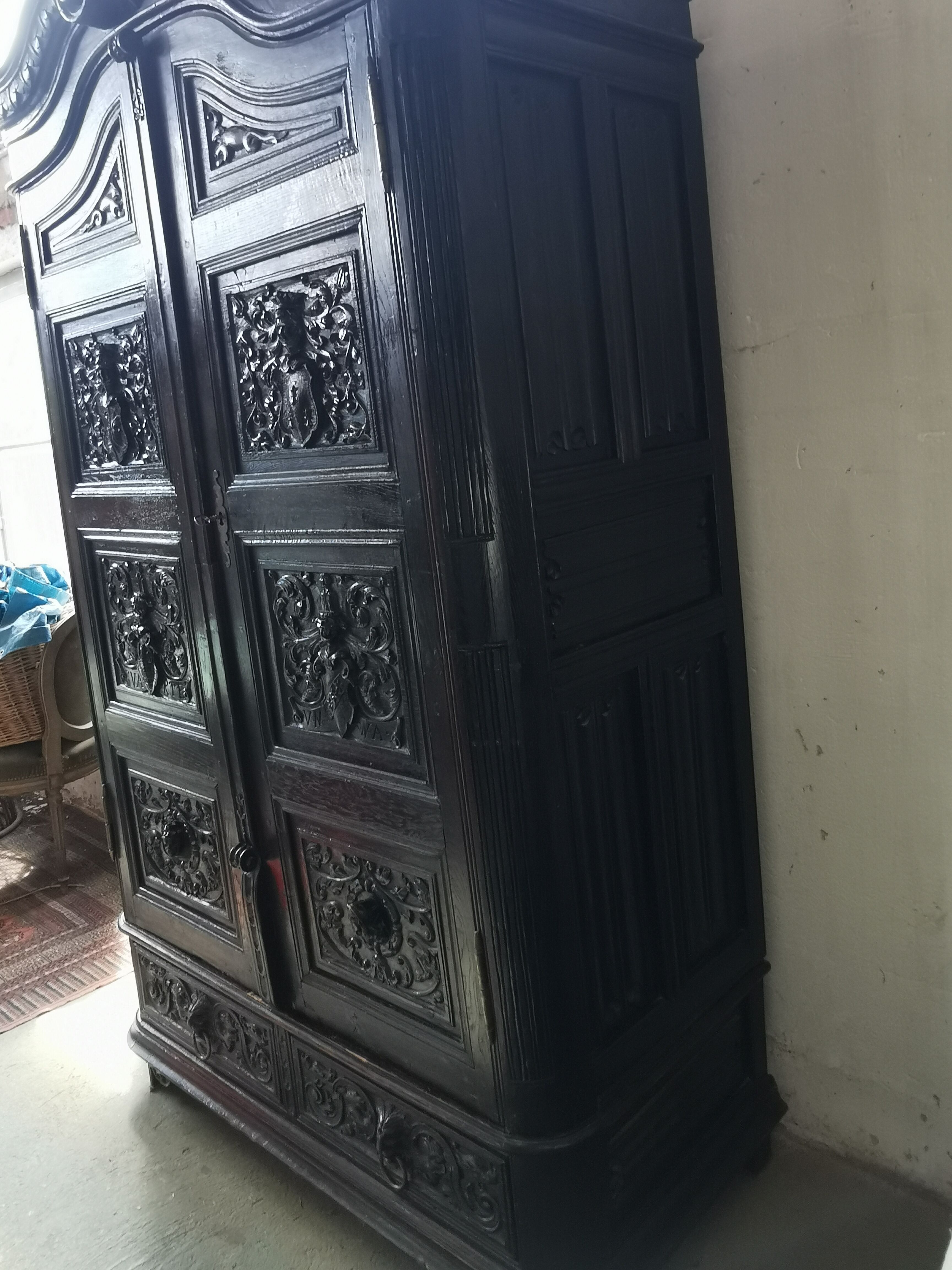 Baroque cabinet in carved wood late nineteenth century
