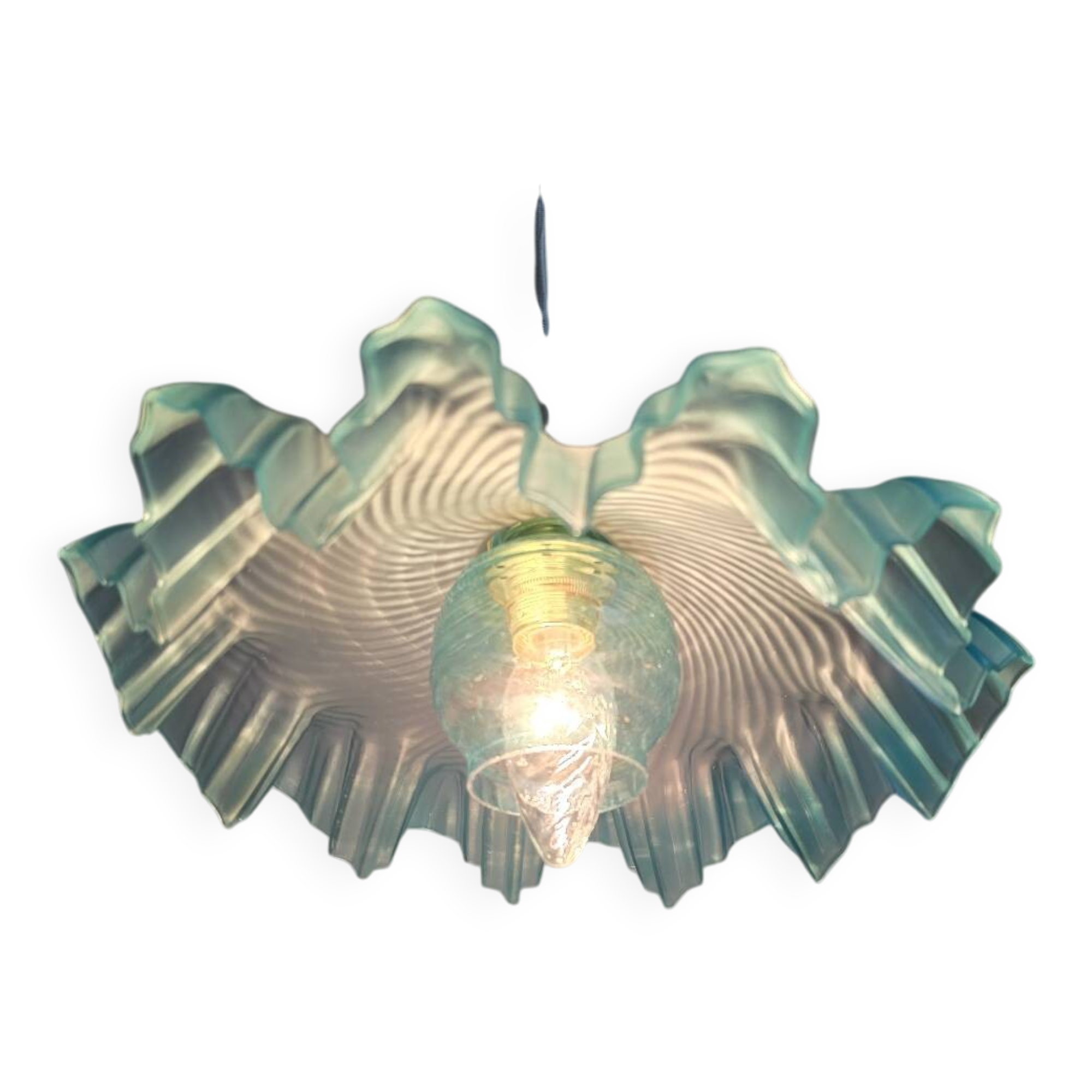 Suspension lampshade with scalloped edges in blue and its interior decoration.