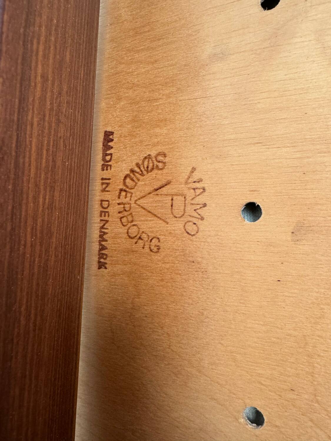 Chaise Vamo Sønderborg Sonja en teck et skaï noir, par Johannes Andersen