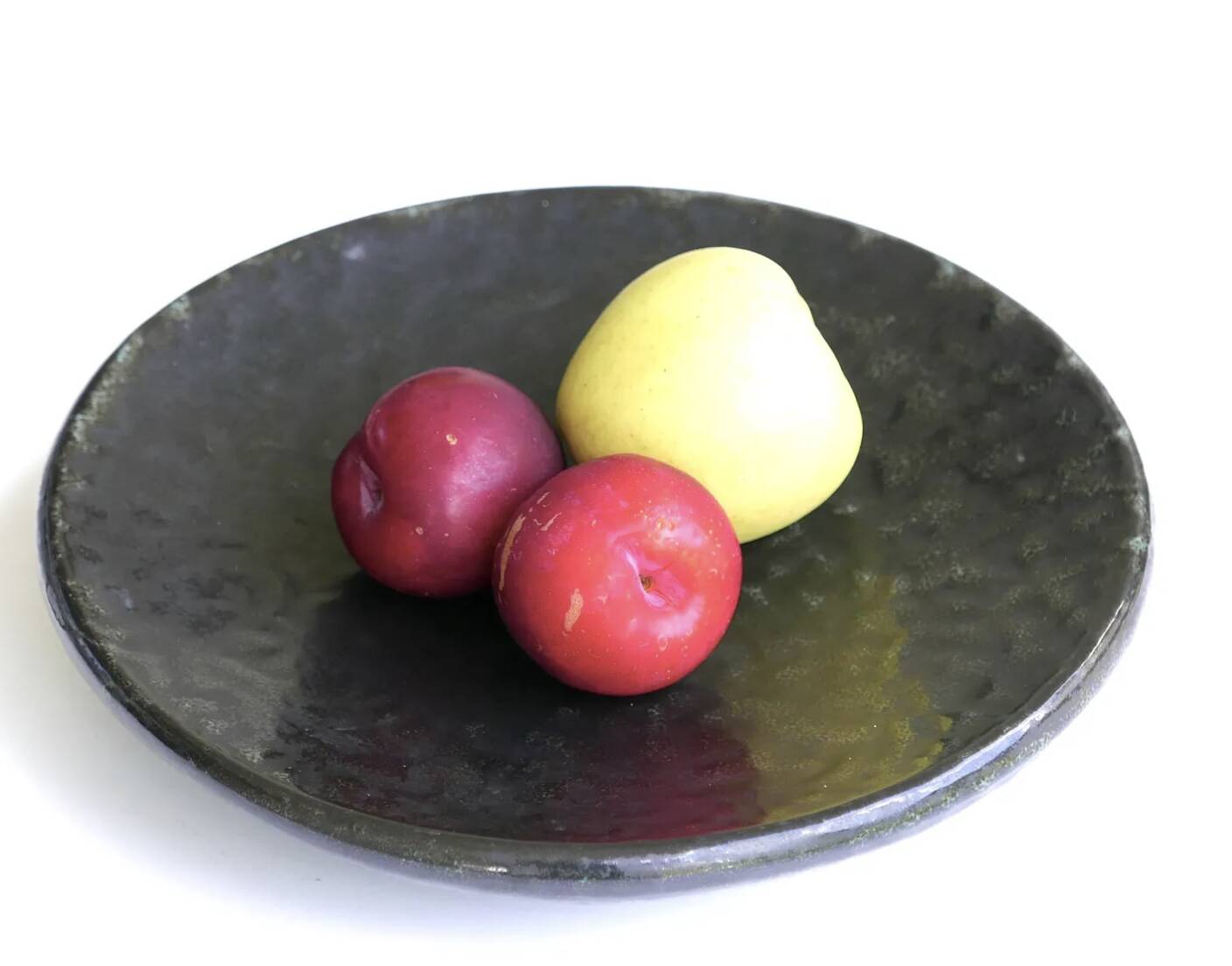 Round Accolay plate in black ceramic, 1960s centrepiece.